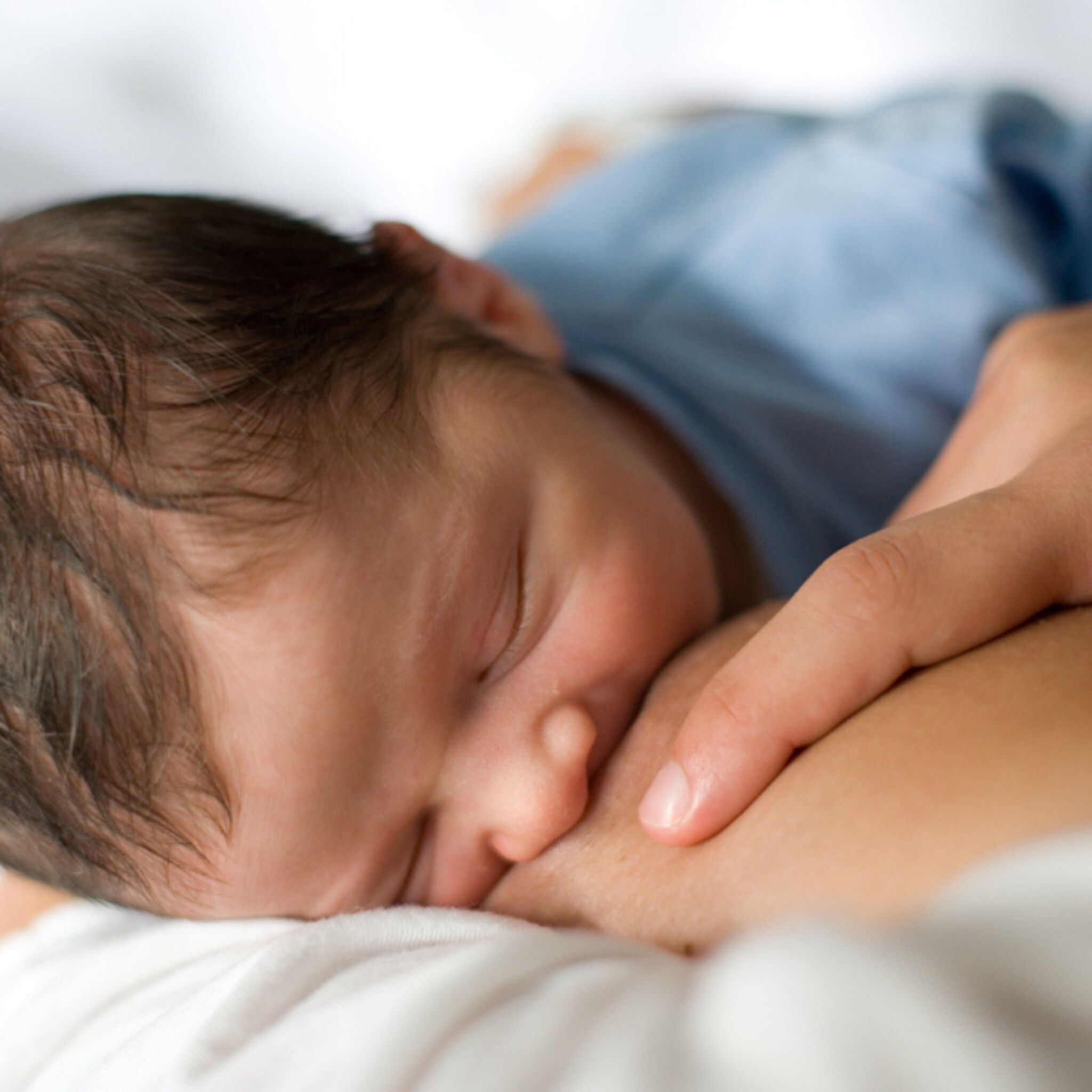 nadine liet de tongriem van haar baby klieven heel zuinig had hij net mijn tepel tussen zijn lippen