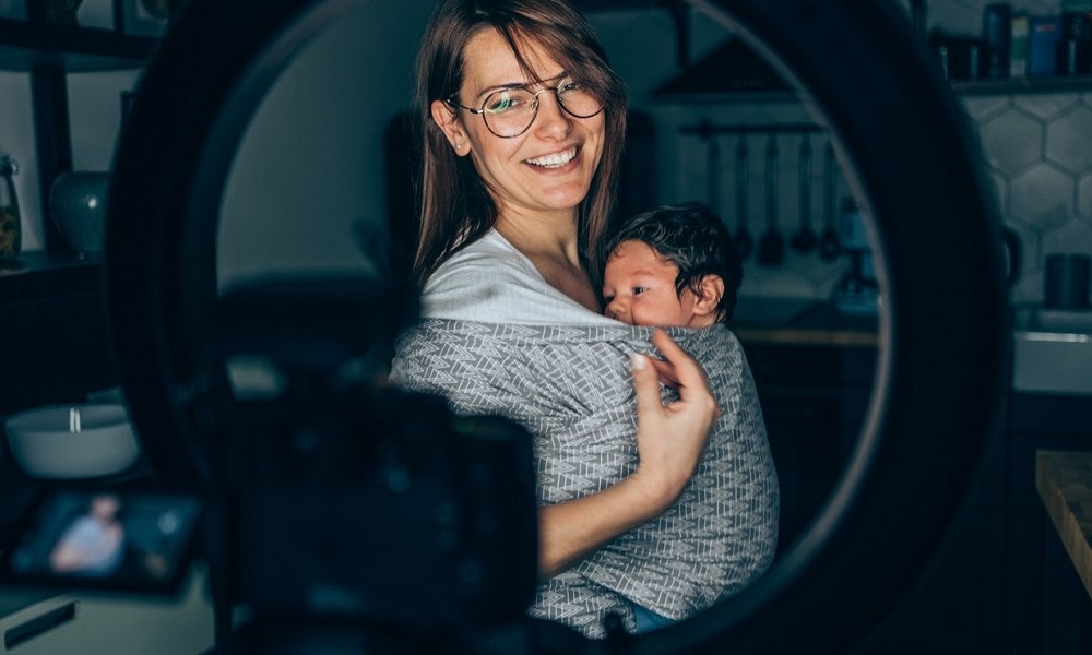 Momfluencers bieden herkenning: ‘In de onzekerheid van jonge ouders zit het verdienmodel’ Getty images