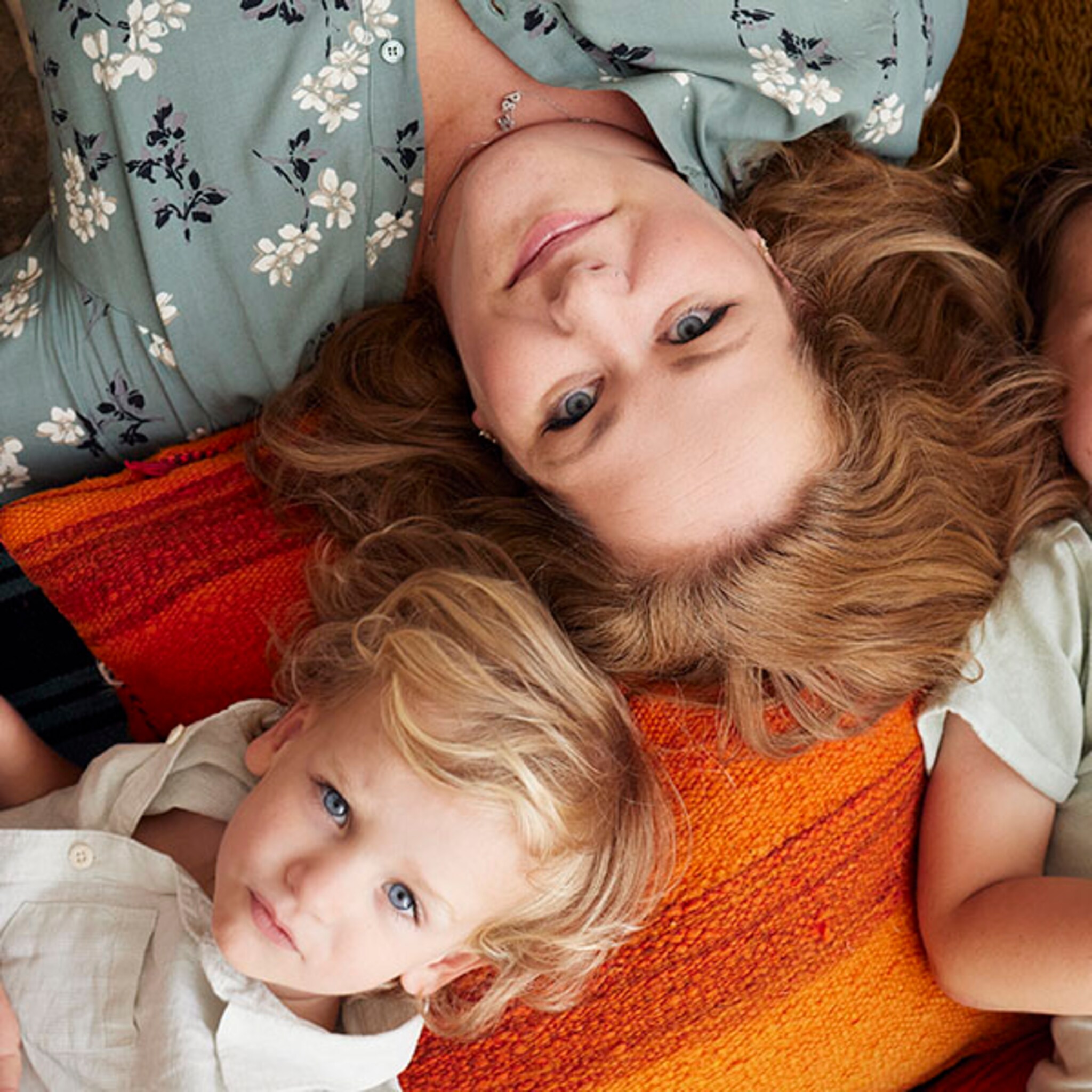 een verloskundige een jeugdverpleegkundige een doula en een coach vertellen bij ons thuis lopen we in de opvoeding net zo goed tegen dingen aan