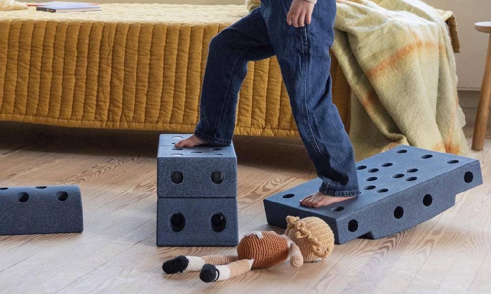 Beeld Modu - kind balanceert op modulaire blauwe blokken MODU