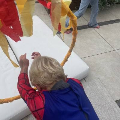 Kind springt door hoepel Ouders van Nu
