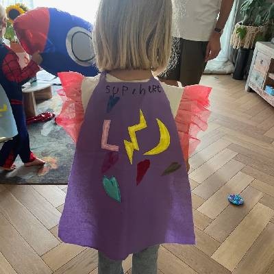 Kind met zelfgemaakte cape om Ouders van Nu