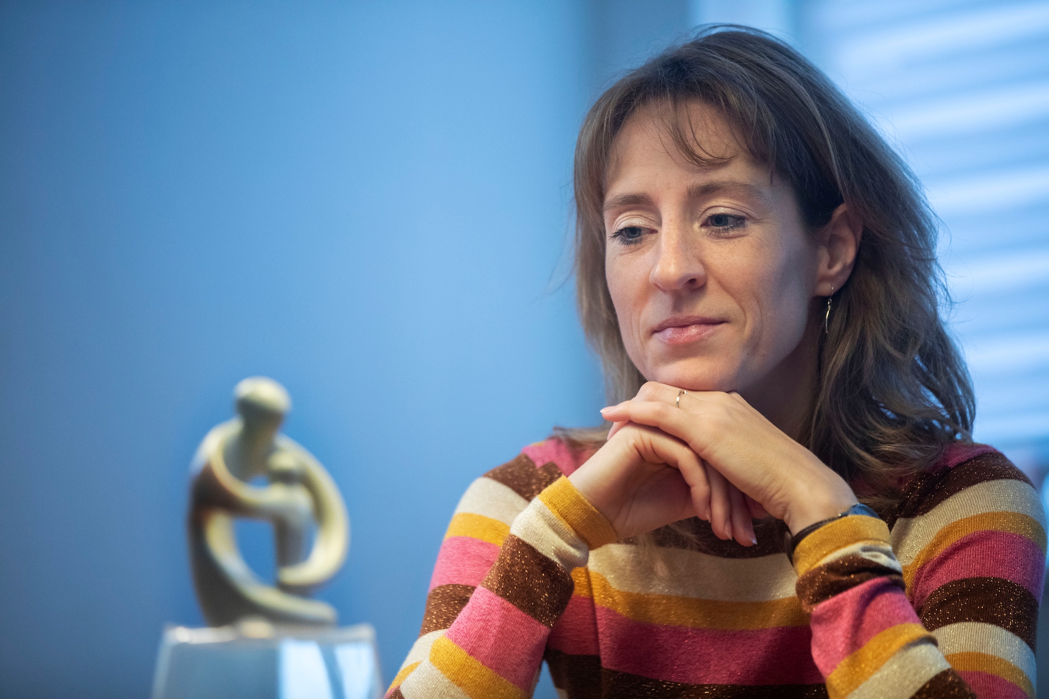 Saskia Assenbroek. Saskia kreeg twee keer een postnatale depressie en schreef er een boek over. Hier Saskia met het moeder/kind-beeldje uit die tijd. Frank Jansen