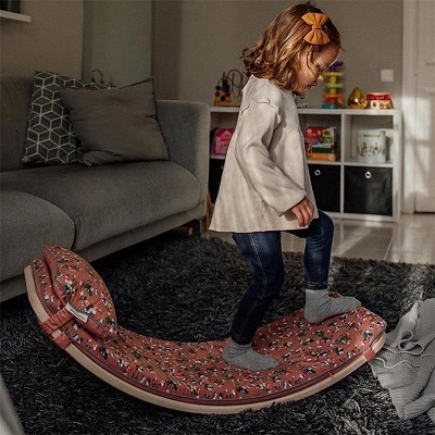 Meisje van drie jaar speelt met cadeau wobbel Wobbel