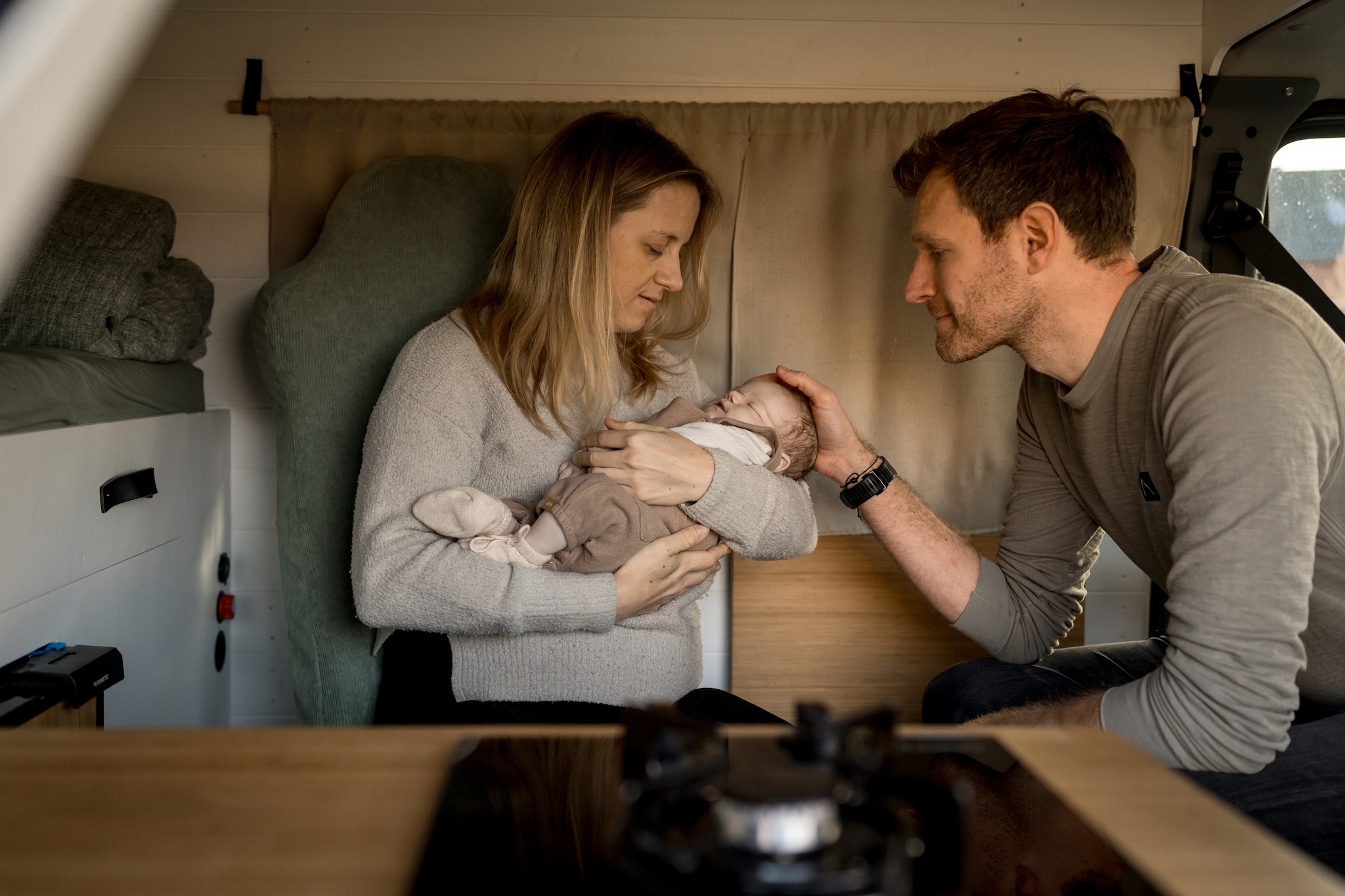Koen, Lieke en Dex met het camperbusje op pad Tanja Frey Photography