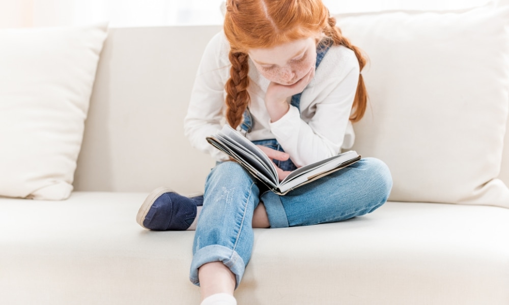 Meisje leest kinderboek van BN'er - bekende Nederlander Getty Images
