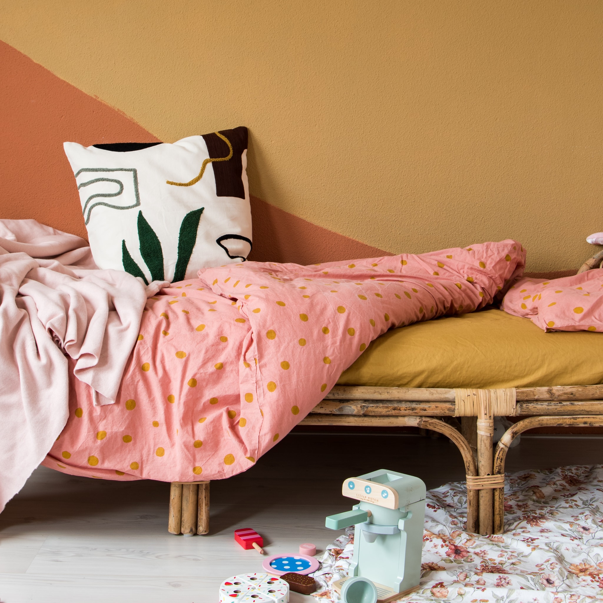 binnenkijker rotan roestkleuren en een tikkeltje roze