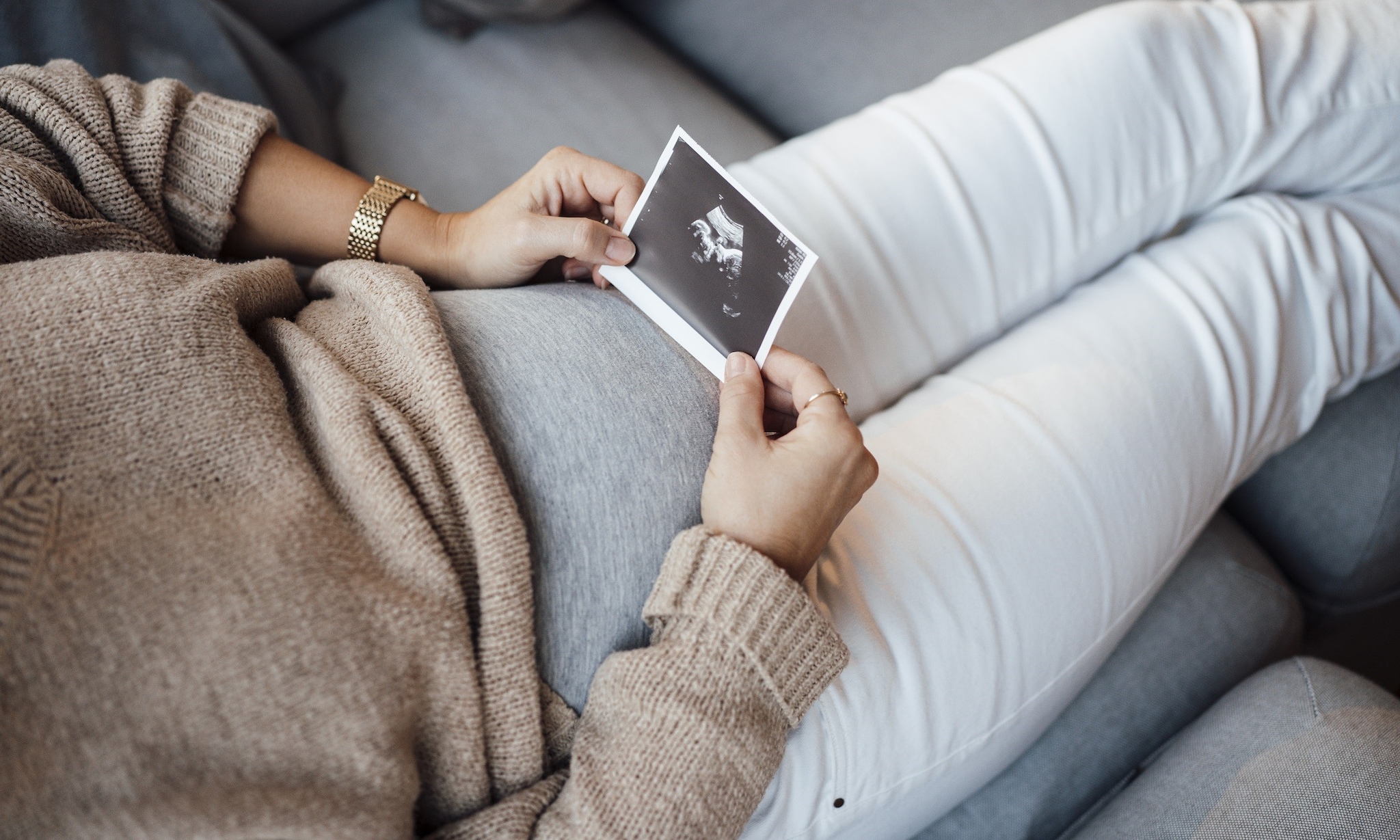 vrouw is zwanger zonder het te weten en bekijkt een echo Getty Images