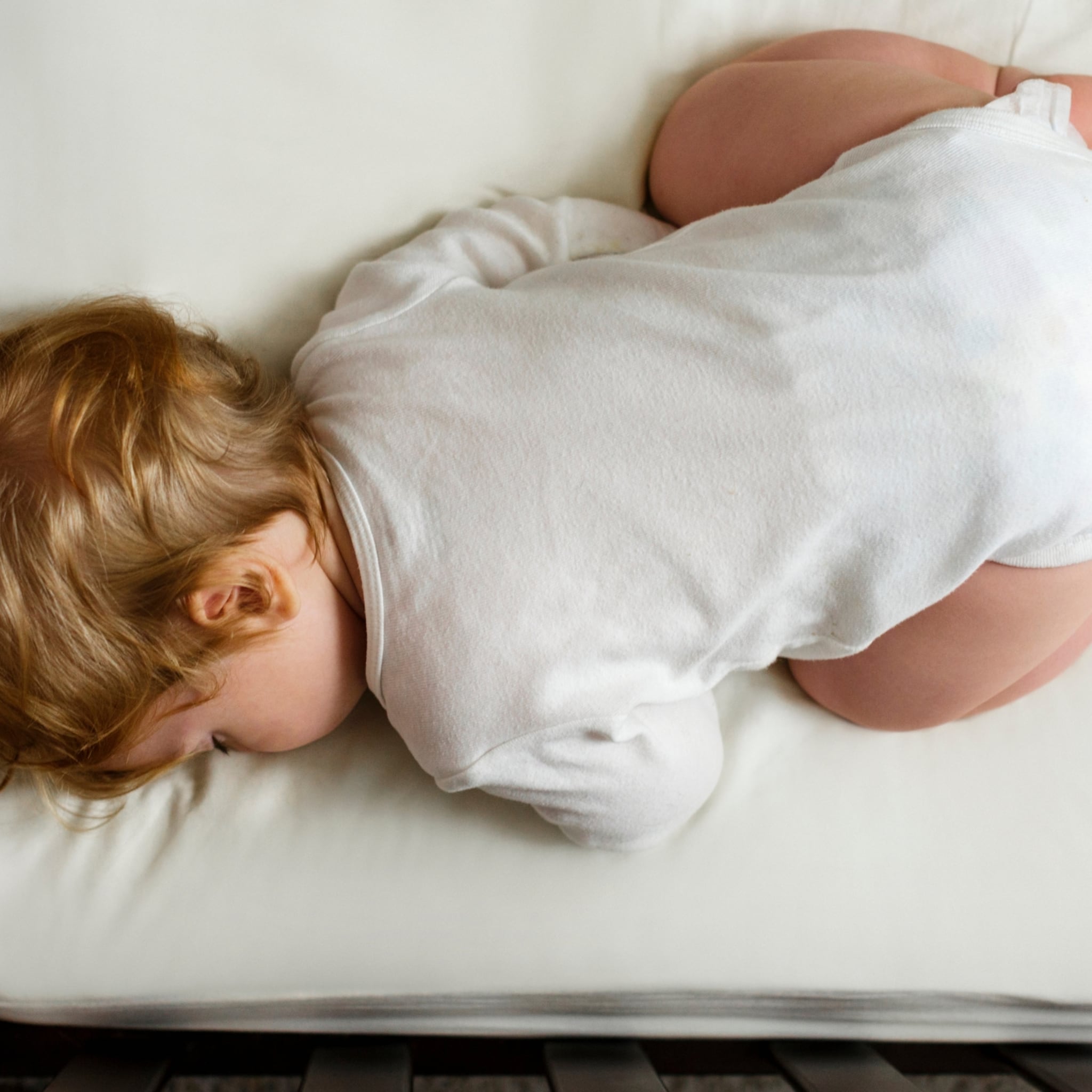 dit is waarom sommige baby s het liefst met hun billen omhoog slapen