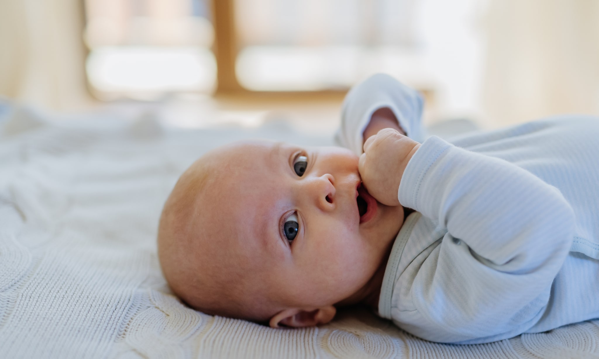 baby ligt op zijn rug Getty Images