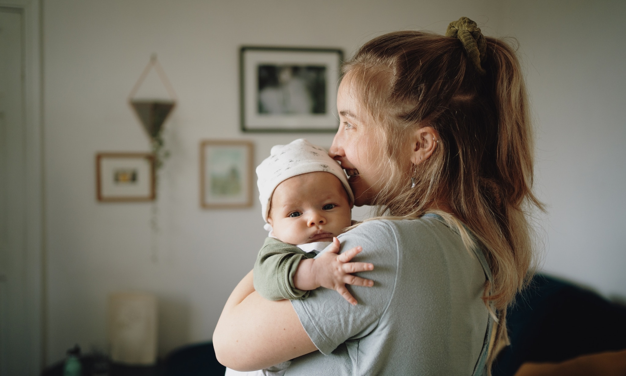 Moeder met baby in haar armen. Getty Images