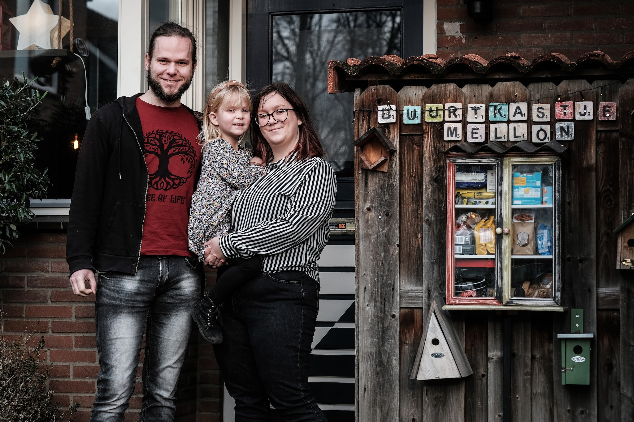 Roy en Lizzy met hun dochtertje Nenya. Zij krijgt de achternaam van haar moeder én van haar vader. Jan van den Brink
