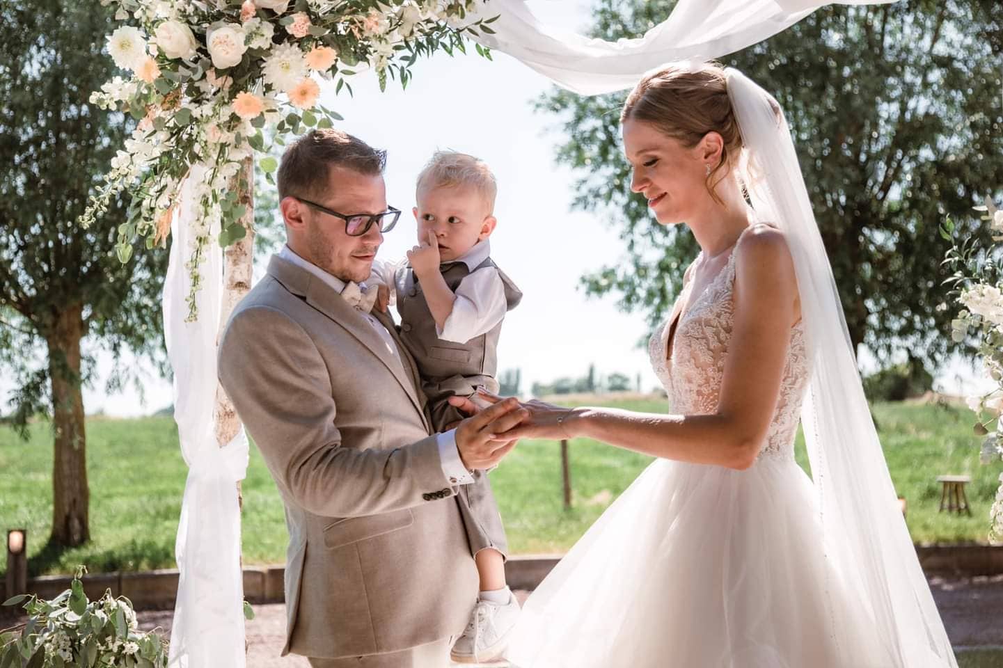 Jency - met zoontje Marlon op de schouder - en Manon op hun trouwdag deze zomer. RV