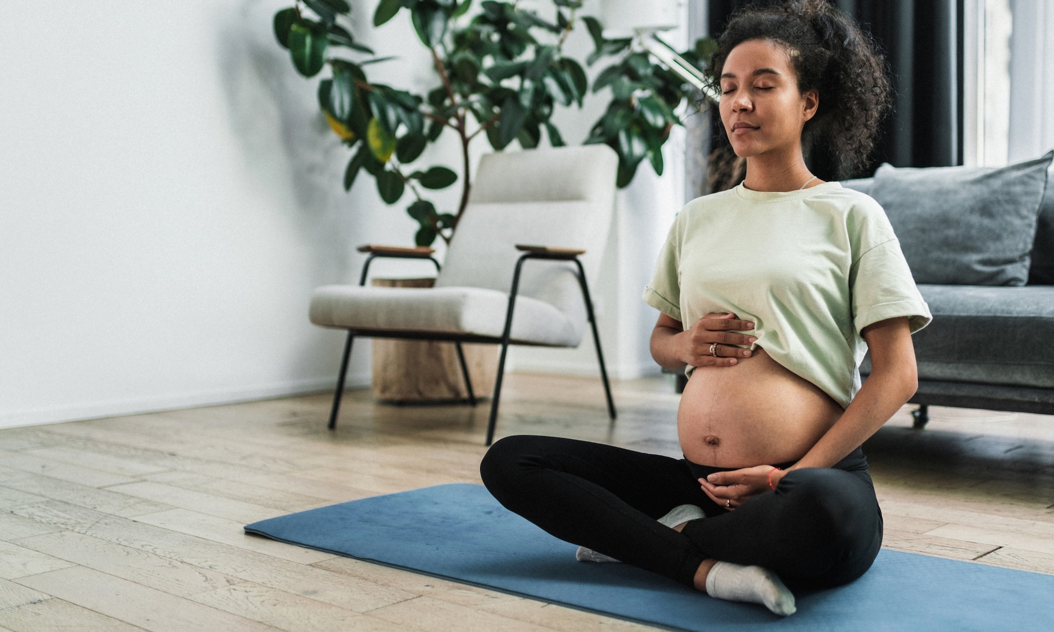 zwangere vrouw is positief over bevallen door meditatie en andere tips Getty Images