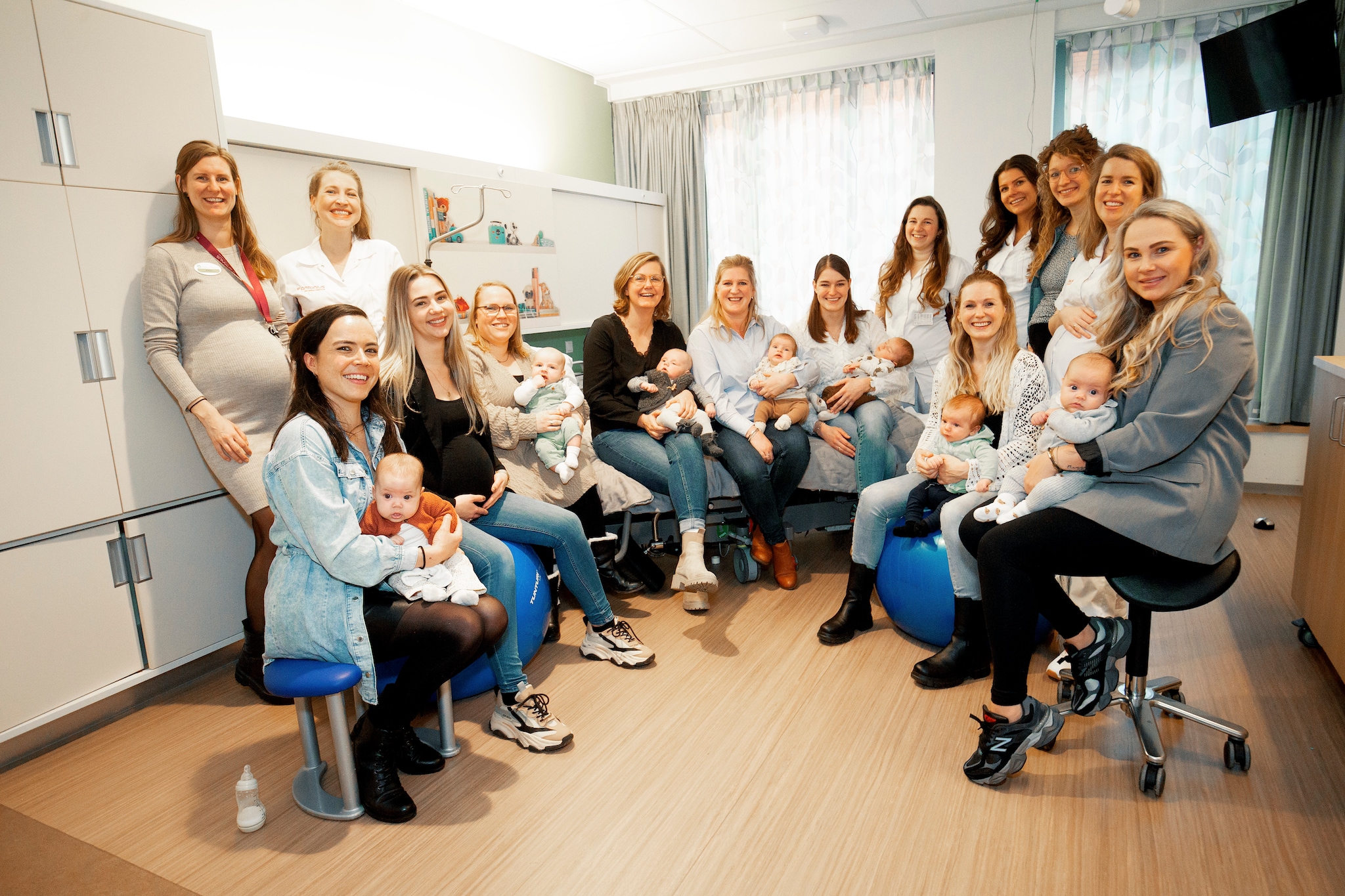 Linksboven: Sharon Heijkoop, daarnaast Sofie Strien.Zittend op de kruk: Esther van Dijk, daarnaast Justine Rekoert-Van Dopperen, Jacolien van den Berg, Leoni Knopper, Kirsten Vijlbrief, Jacqueline Koetsier-Gaasbeek, Lianne de Boer (op de skippybal), Sammy Erkemeij (zittend op krukje).Daarachter staand v.l.n.r.: Mariëlle de Jong, Daphne van den Hoven, Joëlle de Vink, Renée Hameete-Donck. Foto Ruud Voest