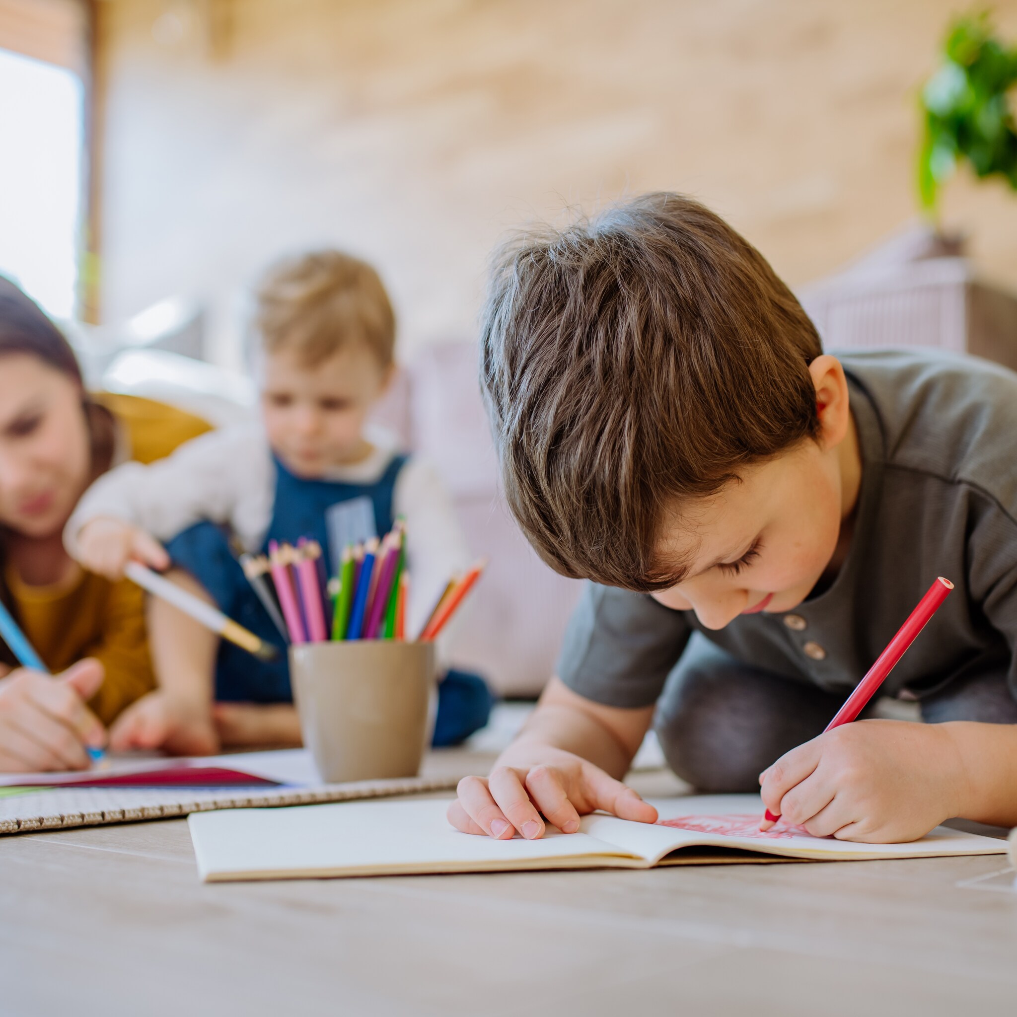 andrea geeft haar kinderen thuisonderwijs ze bepalen zelf wat ze willen doen