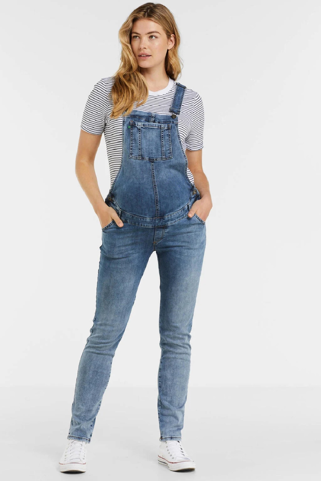 Zwanger model in jeanstuinbroek Love2wait Love2Wait