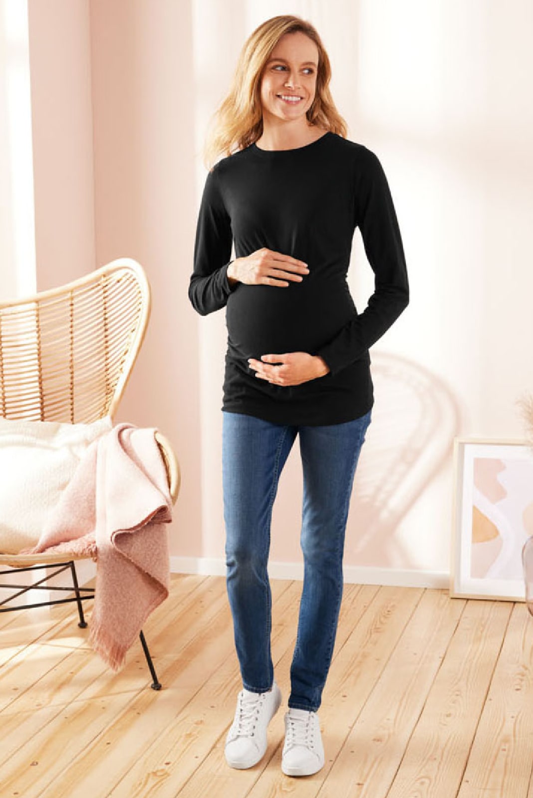 Model in zwangerschapsjeans esmara via Lidl Lidl