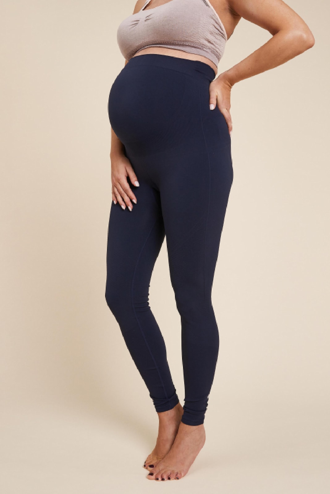 zwanger model in blauwe zwangerschapsyogalegging Decathlon