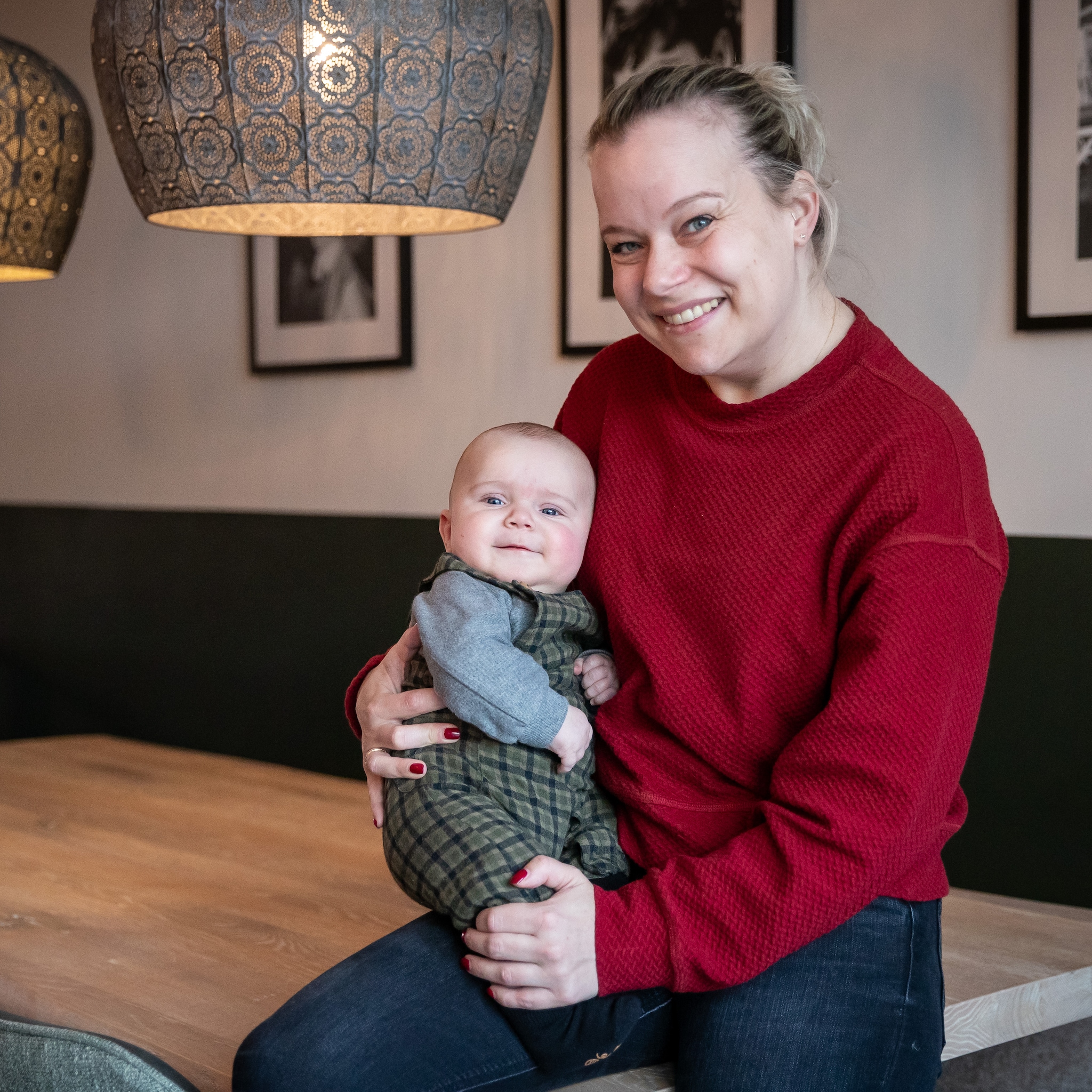 baby ties onderging een openhartoperatie er was nog een handje vrij om vast te houden