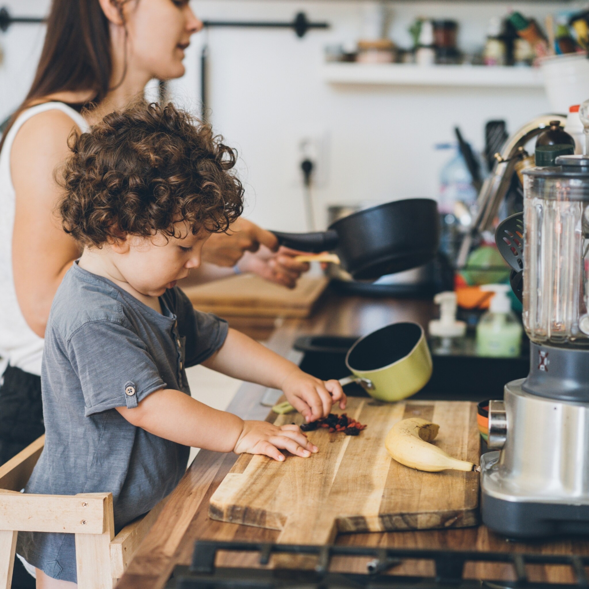 Alavya Home® NEO Leertoren vanaf 1 jaar, kruk, keukenhulp, kantelbeveiliging van beukenhout, tot 70 kg belastbaar, in hoogte verstelbaar, 3 niveaus, Montessori leertoren voor kinderen, wit