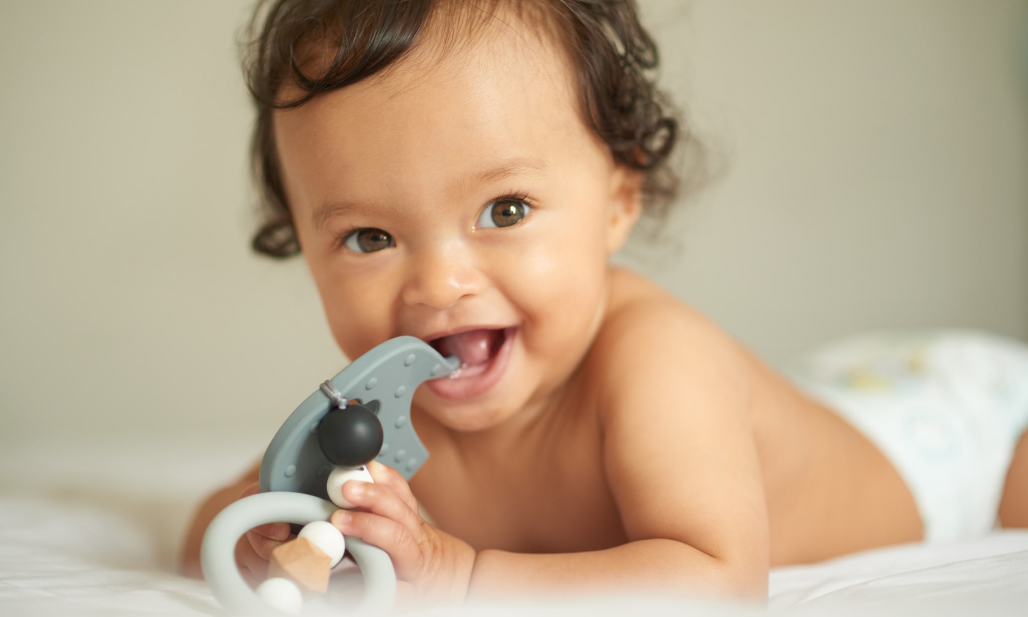 baby heeft doorkomende tandjes en speelt met verzachtend bijtspeeltje Getty Images