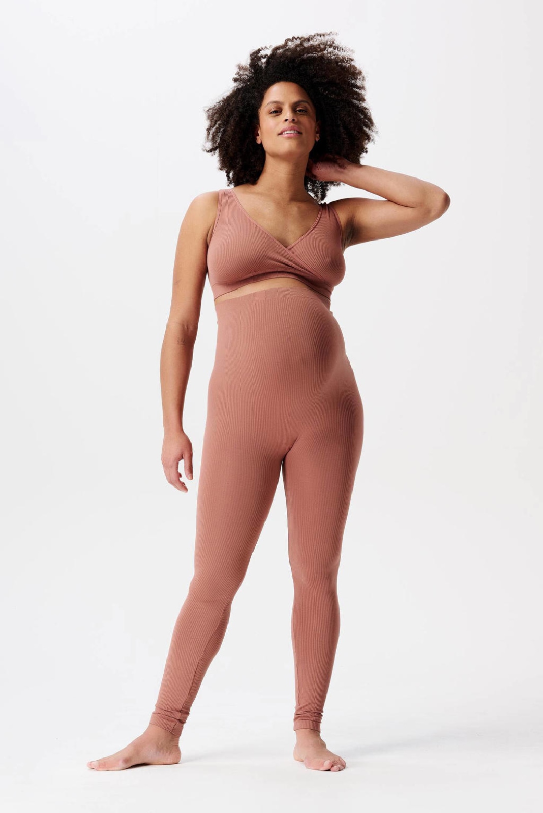 Zwanger model in roze zwangerschapslegging en -bh Noppies
