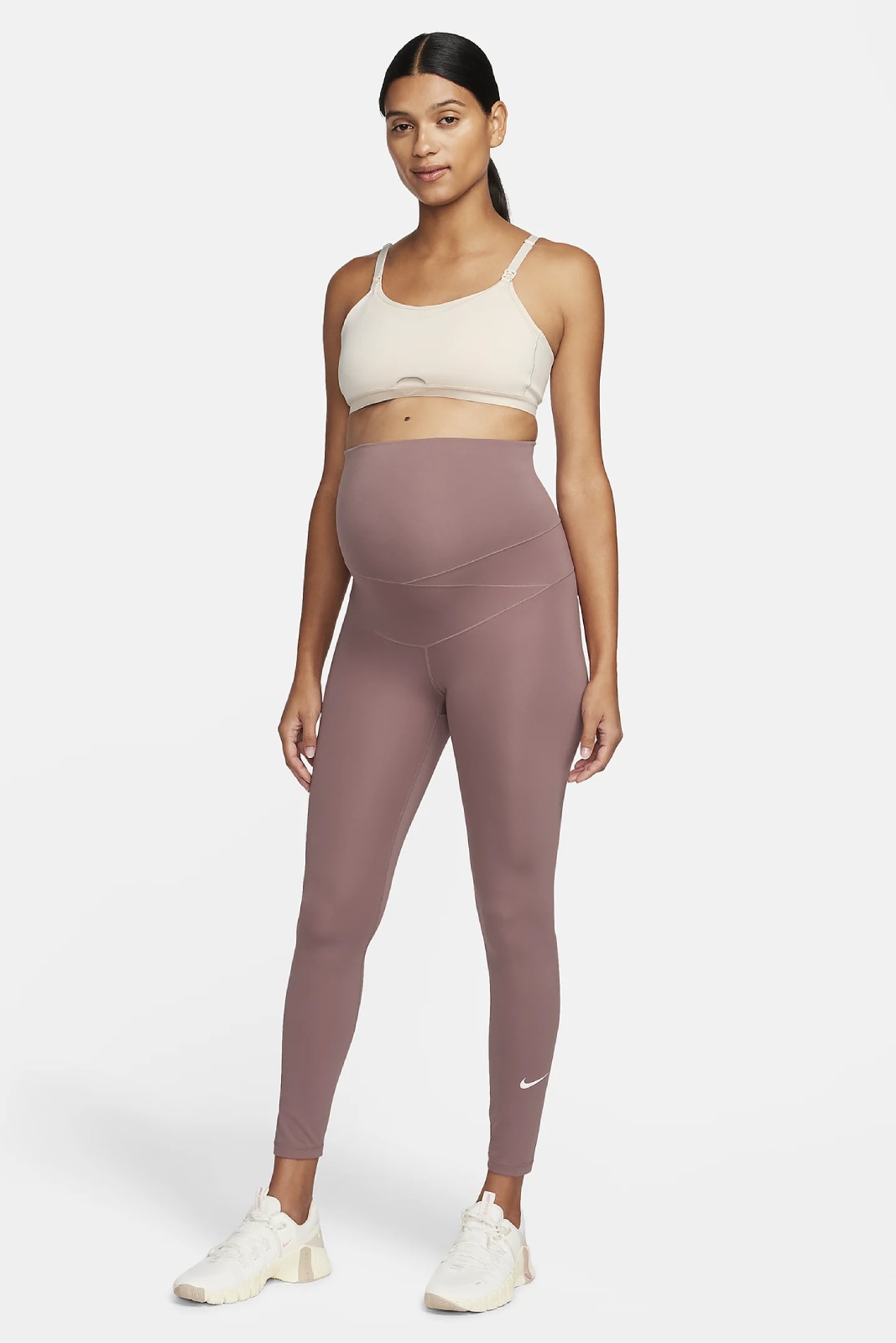 Zwanger model in taupekleurige zwangerschaps sportlegging Nike Nike