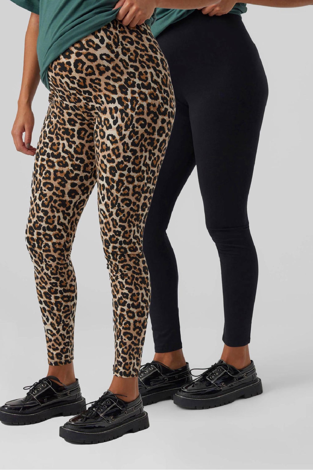 Model in zwarte en leopardprint legging Mamalicious