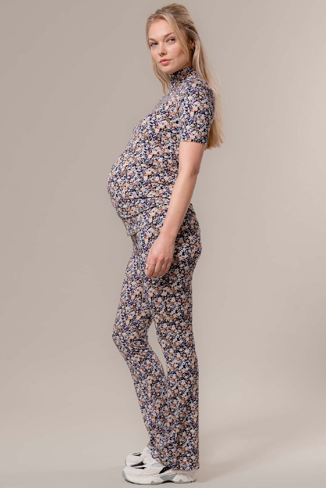 Model in flared zwangerschapslegging en top met bloemenprint Prénatal