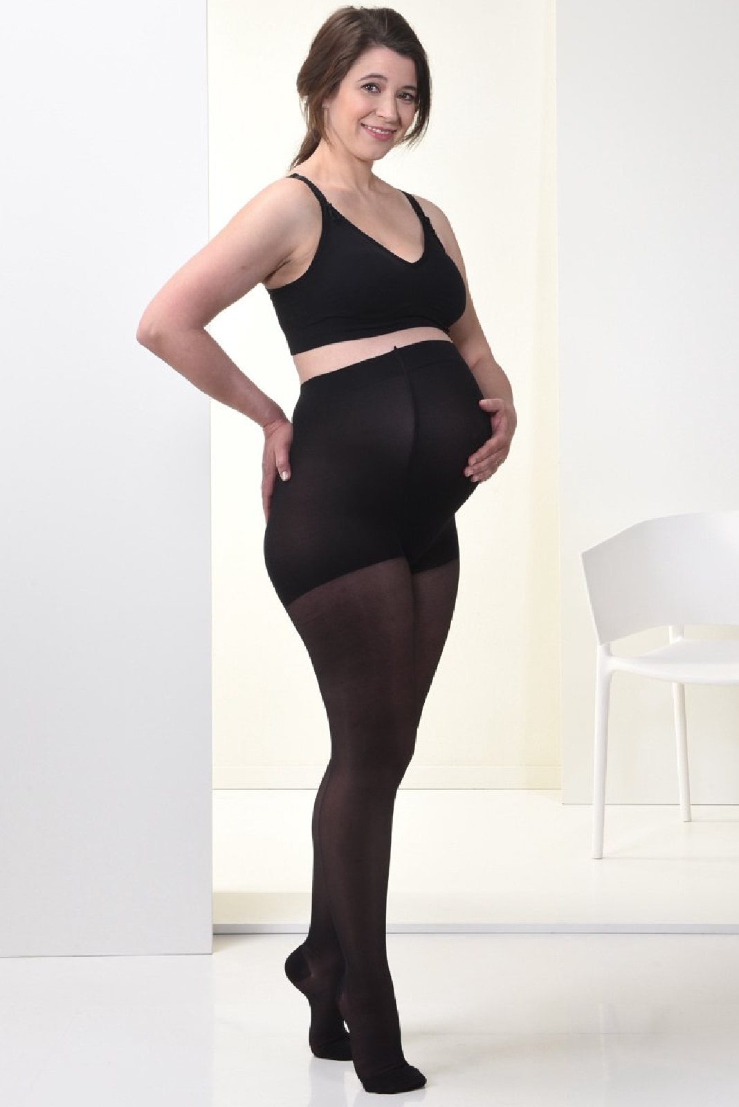 Model in zwarte zwangerschapspanty Mamsy