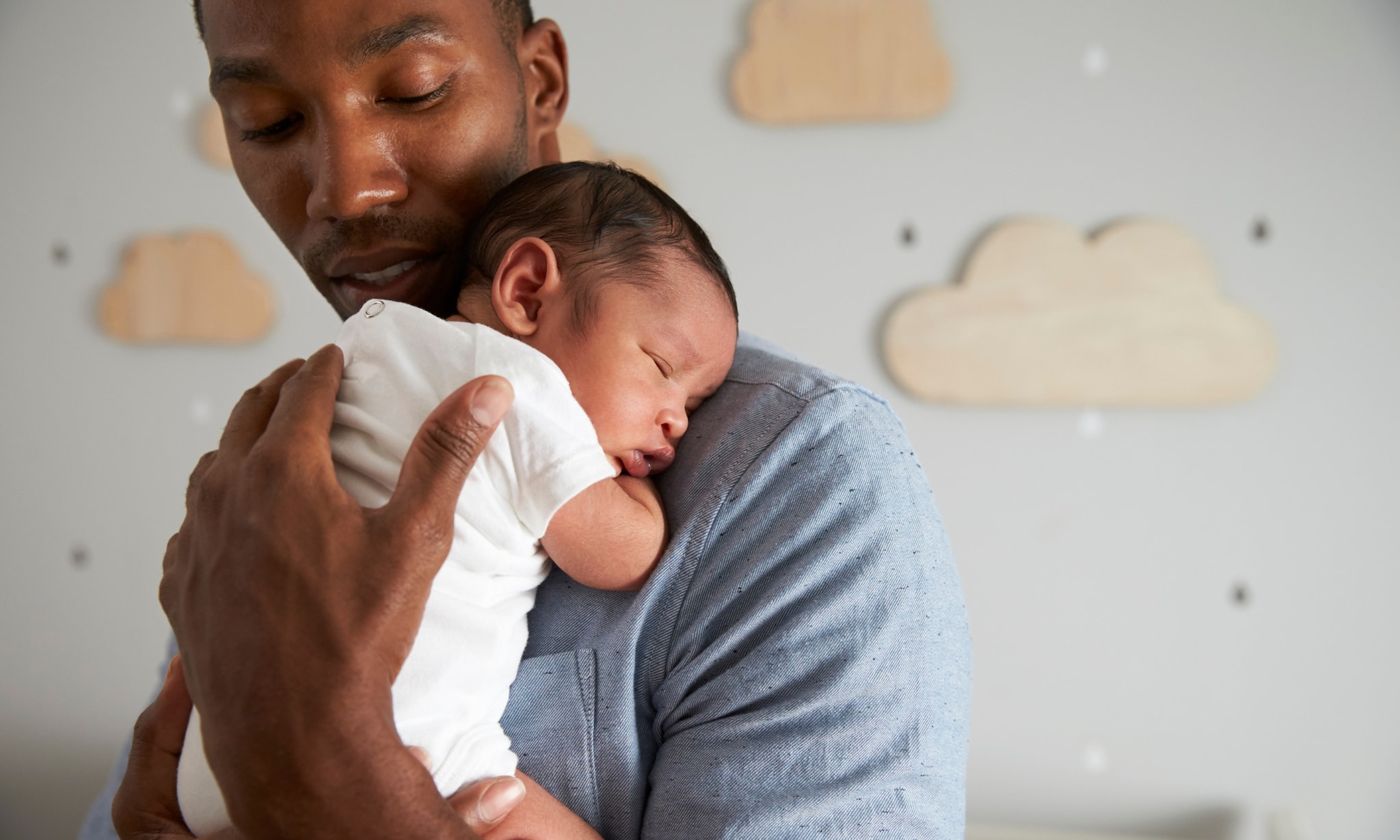 vader met baby in kleine babykamer die tips vraagt om ruimte te besparen Getty Images