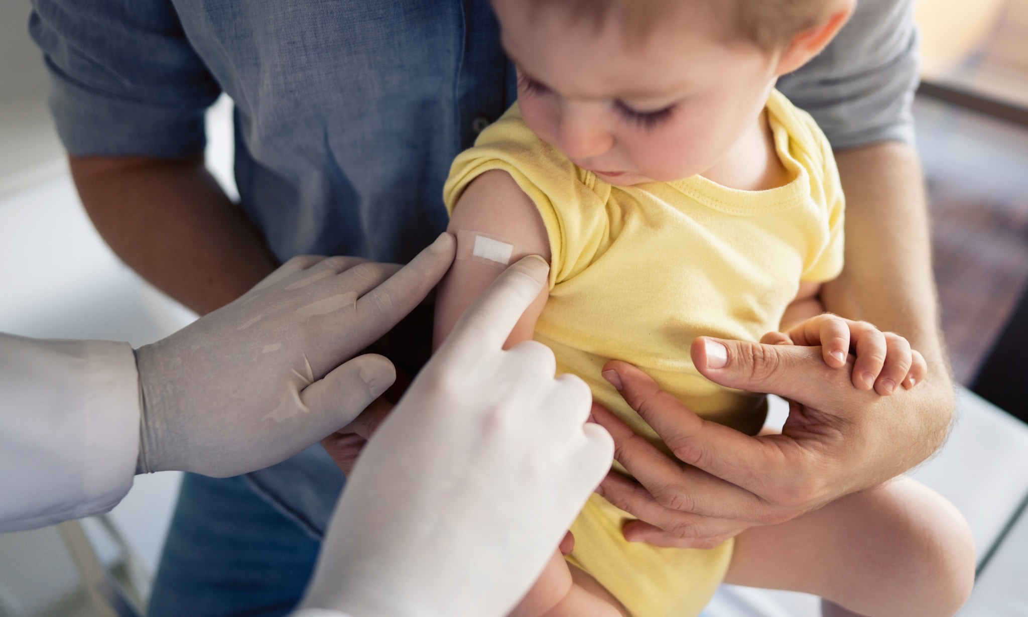 Kind krijgt pleister na een vaccinatie Getty Images