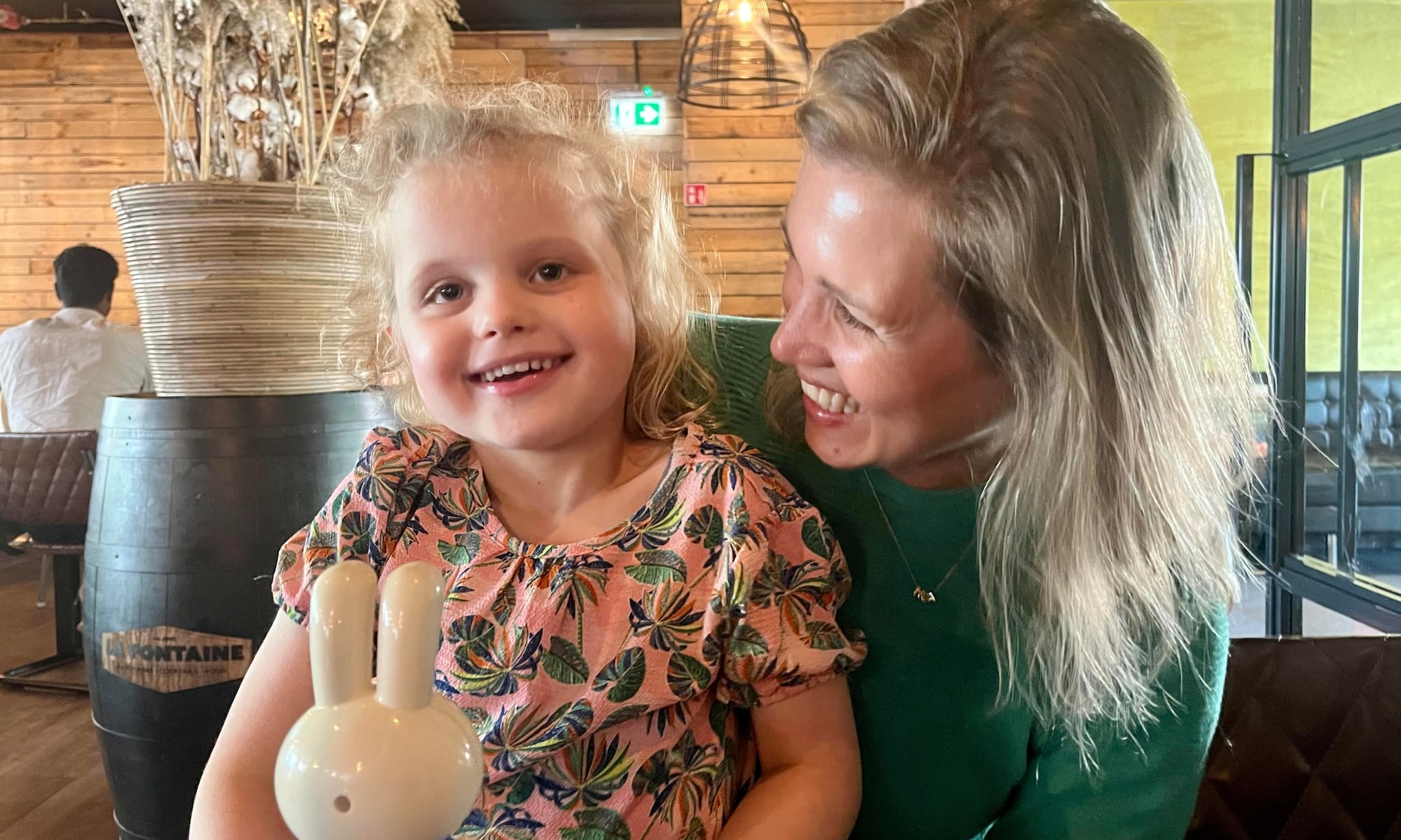 Lilly en Janna in een bistro privé