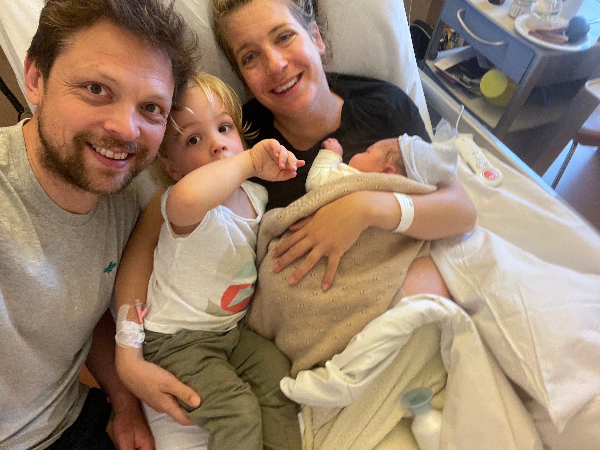 Saskia Toonen, haar partner Laurens Weers, hun oudste zoontje Abel en hun net geboren zoontje Benjamin vlak na de keizersnede. Privéarchief
