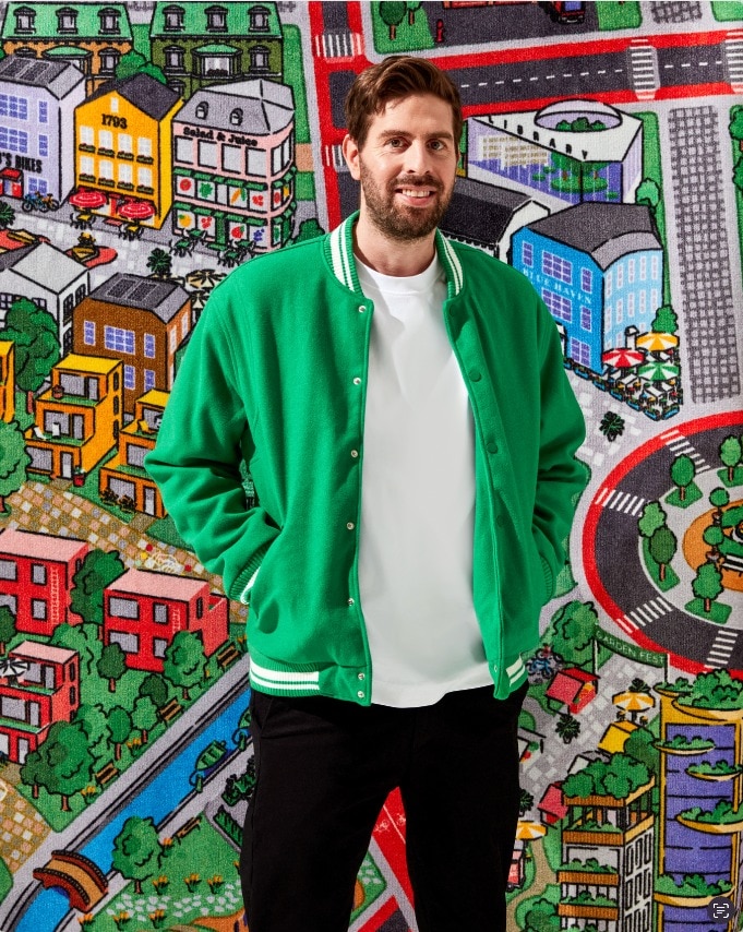 Lior Steinberg voor de speelmat Lior Steinberg
