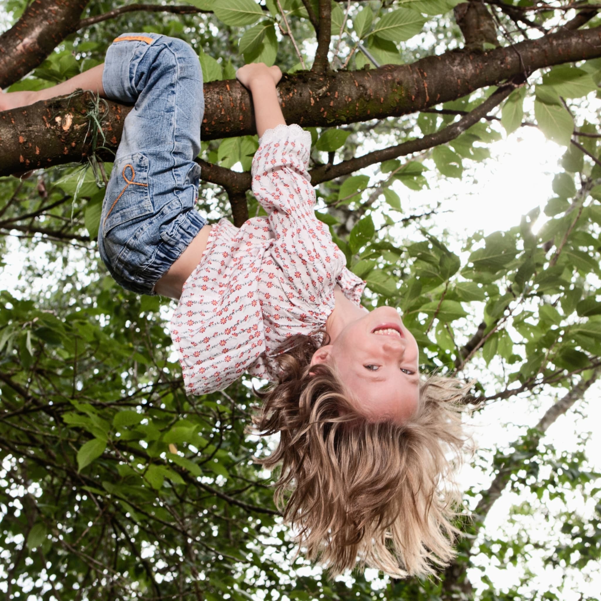 autobanden pallets en een uitgeleefde caravan in deze rommelspeeltuin leren kinderen risicovol spelen