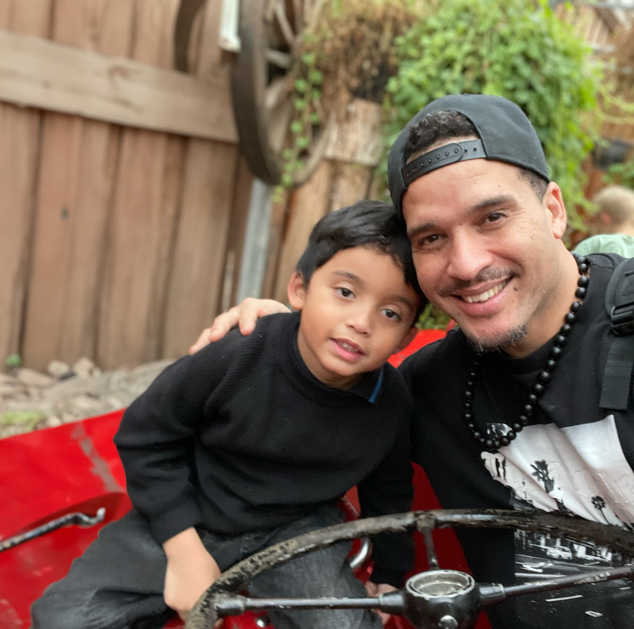 Liam en papa Siraaj. Getty Images