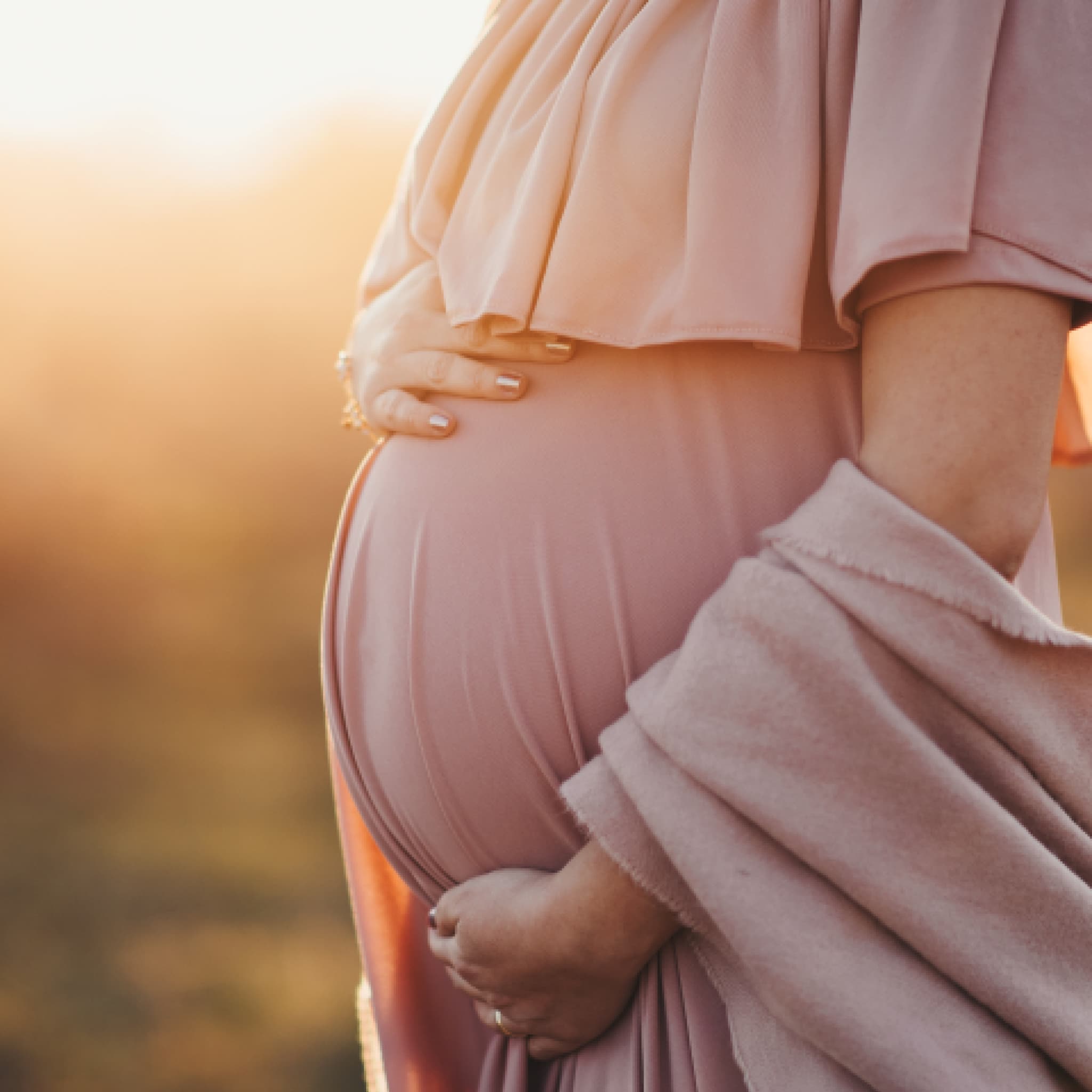 betaalbare-zwangerschapsjurken-die-perfect-zijn-voor-een-feestje