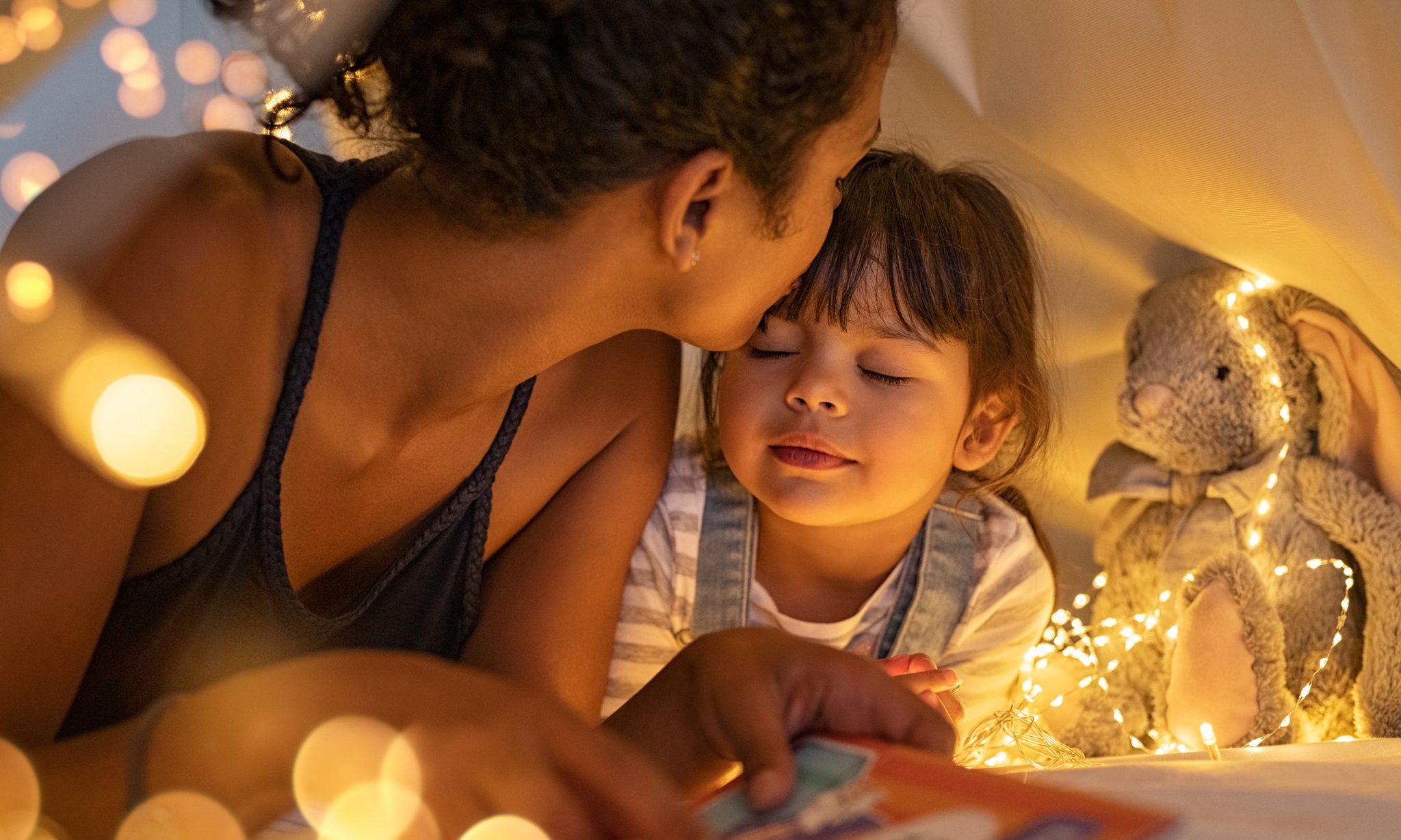 moeder leest kind voor uit kinderboeken over de dood en rouw per leeftijd Getty Images
