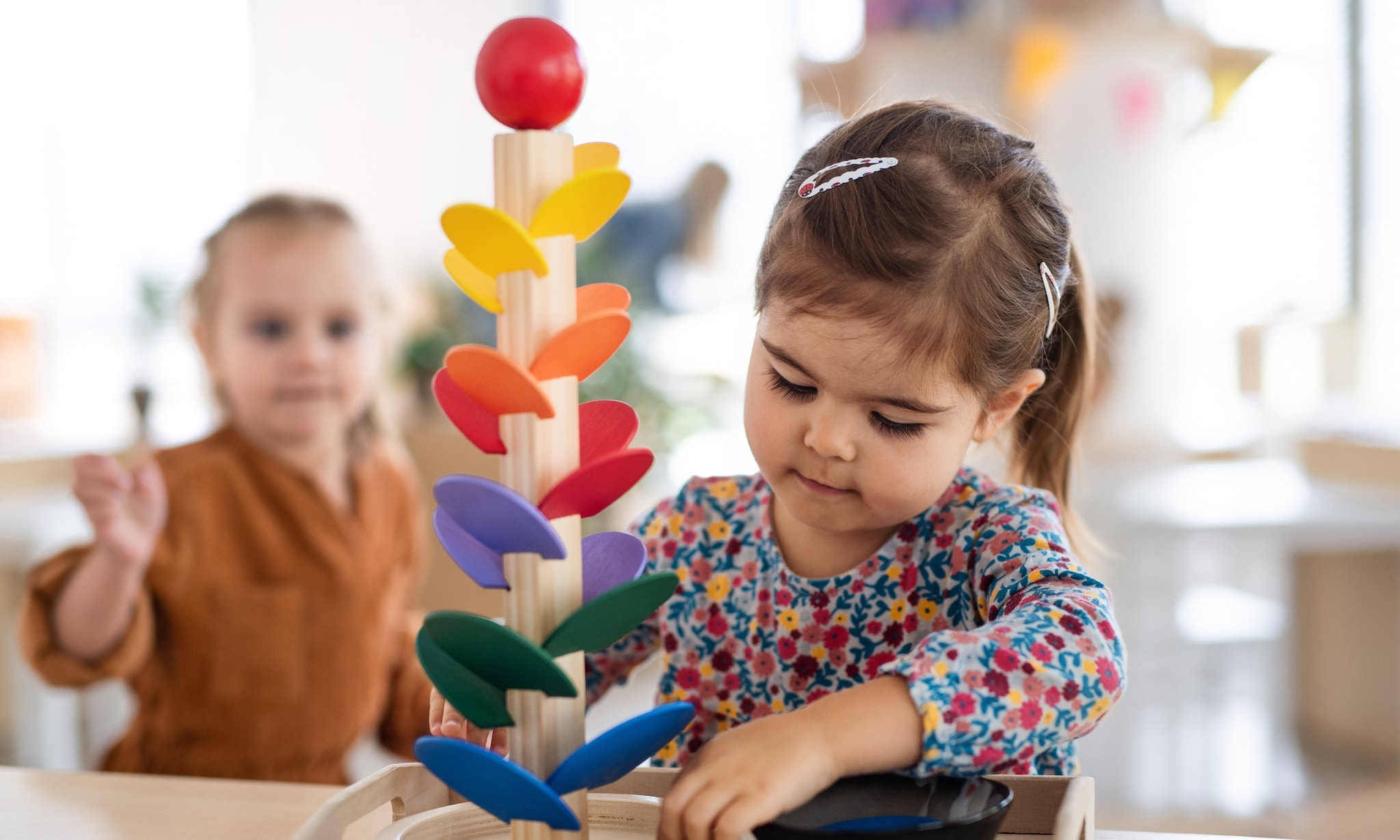meisje heeft het leukste montessorispeelgoed voor 1 jaar 2 jaar 3 jaar en 4 jaar en speelt met knikkerboom Getty Images