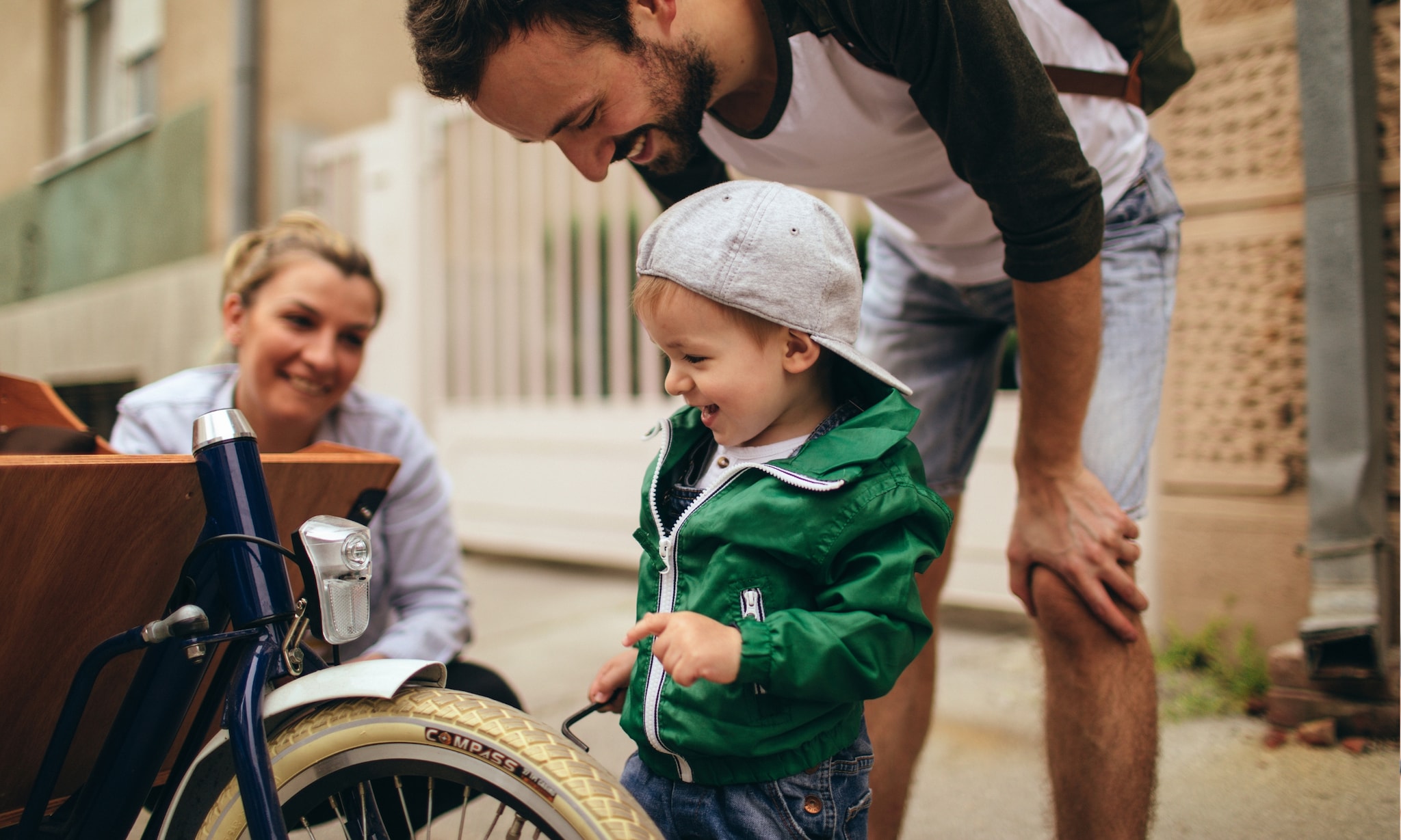 ouders met kind kijken waar ze op moeten letten als ze een bakfiets kopen Getty Images
