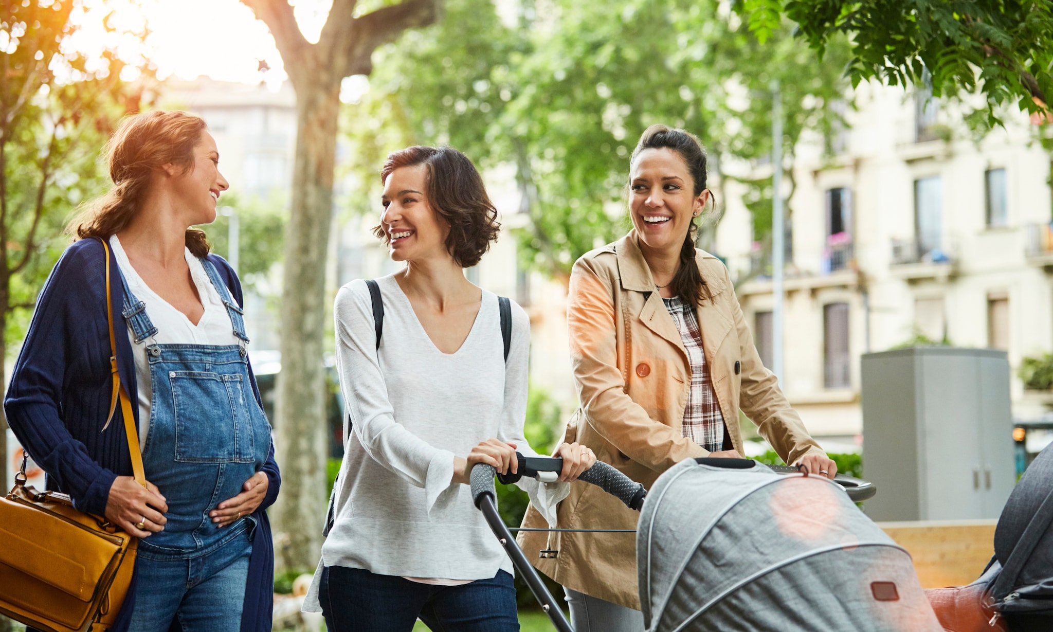 Vrouwen in de Europese Unie zijn steeds ouder bij de geboorte van hun eerste kind - Spanje - Drie vrouwen wandelen met zwangere buik en kinderwagens Getty Images