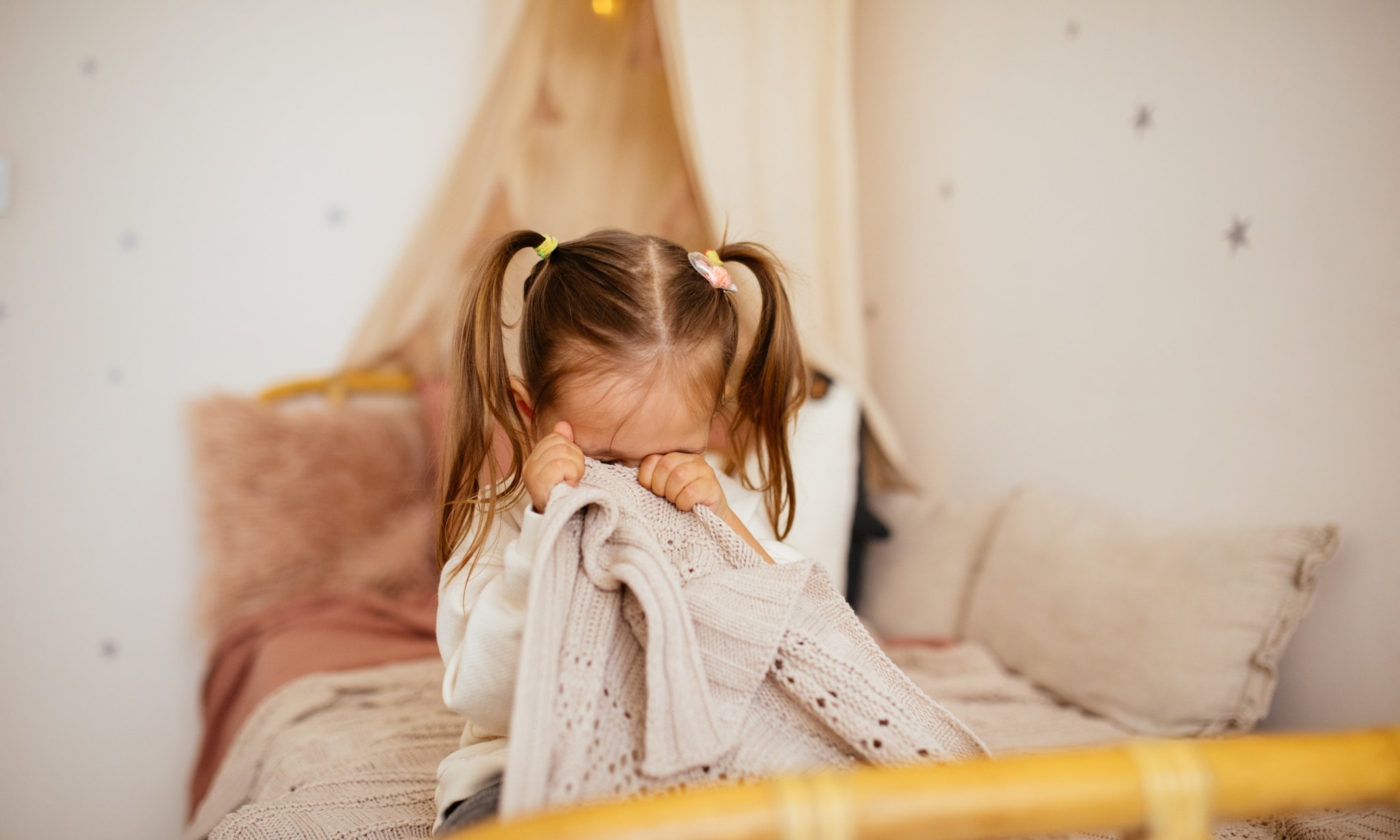 meisje in peuterbed, de knusse tussenstap van ledikant naar eenpersoonsbed Getty Images