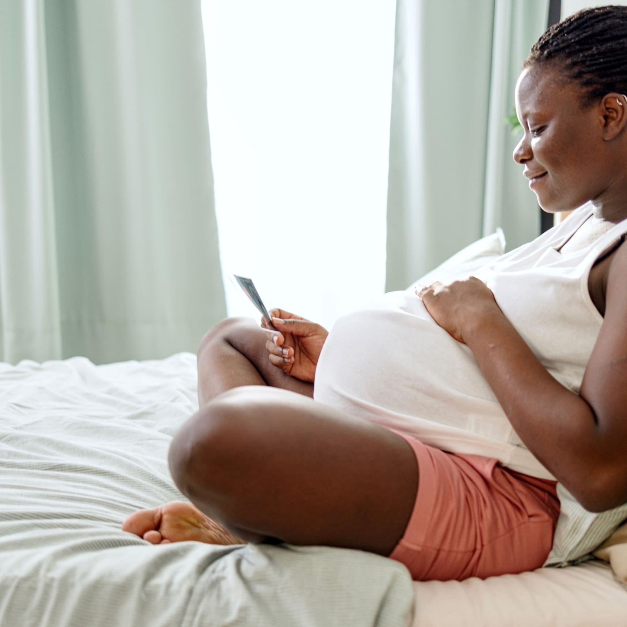 verloskundige-goodarzi-onderzoekt-waarom-zwangeren-en-baby-s-van-kleur-slechtere-zorg-krijgen