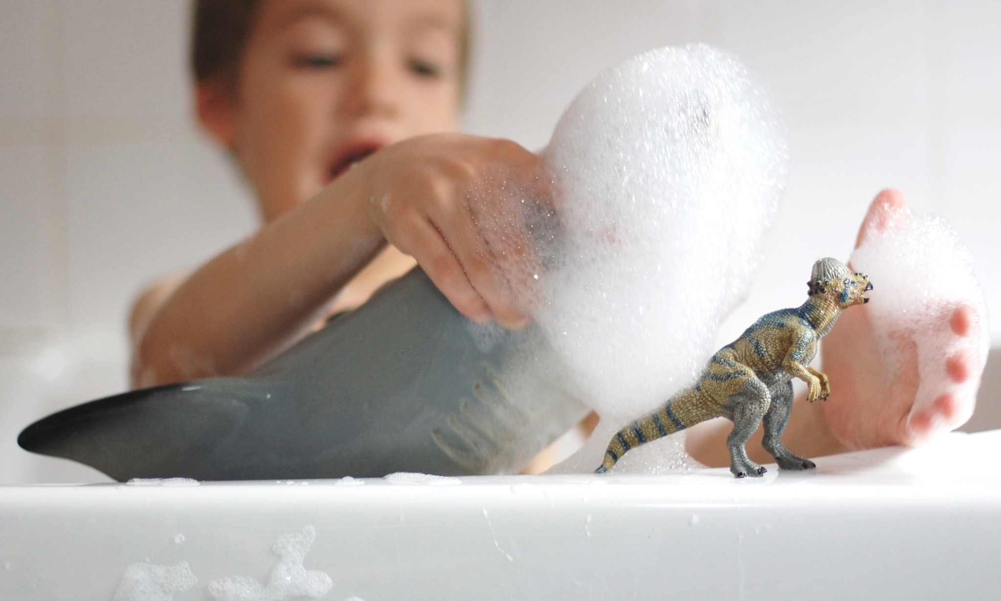 kind speelt met het leukste badspeelgoed per leeftijd Getty Images