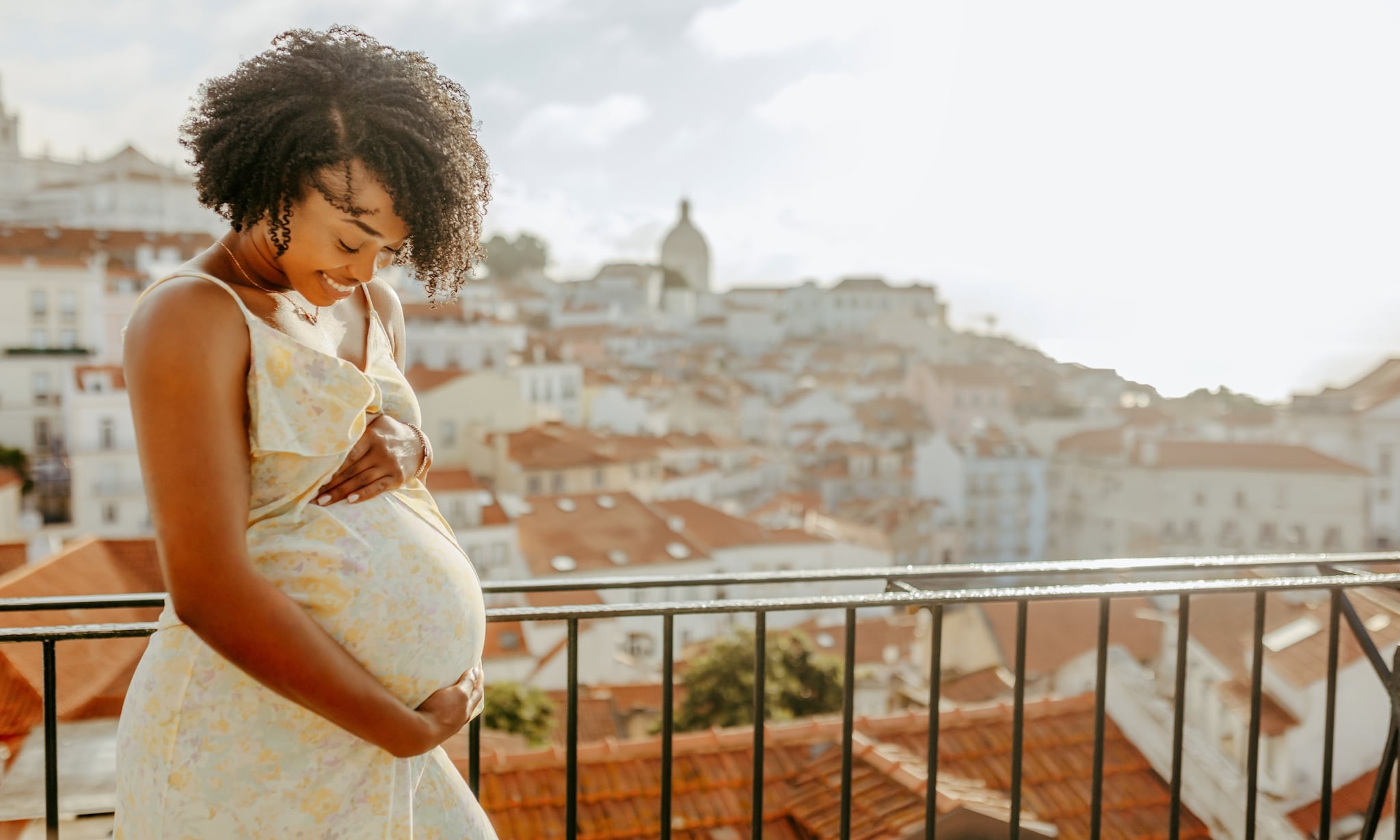 vrouw is zwanger en heeft last van zweet onder de borsten, deze tips helpen Getty Images