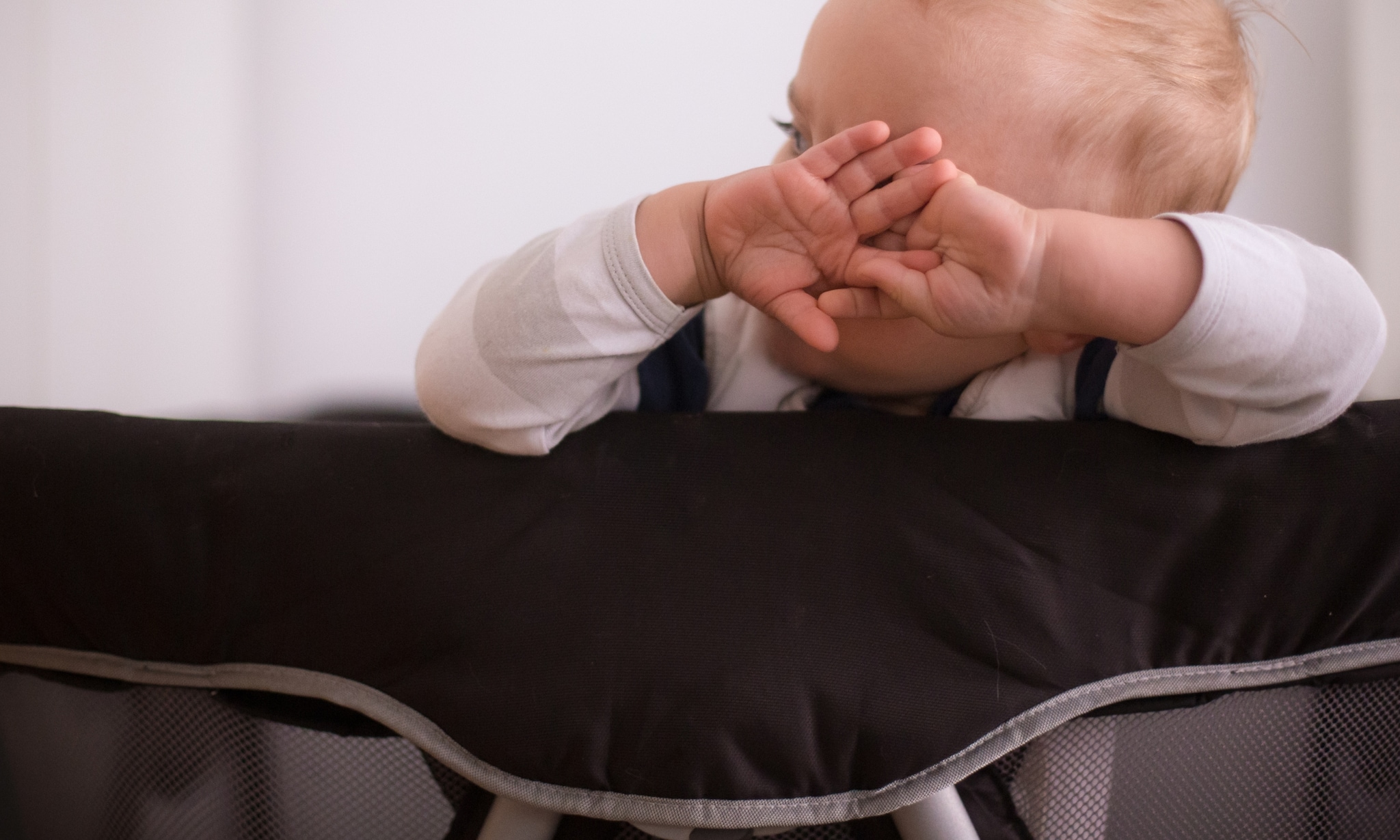 baby staat in campingbedje dat ouders kopen Getty Images