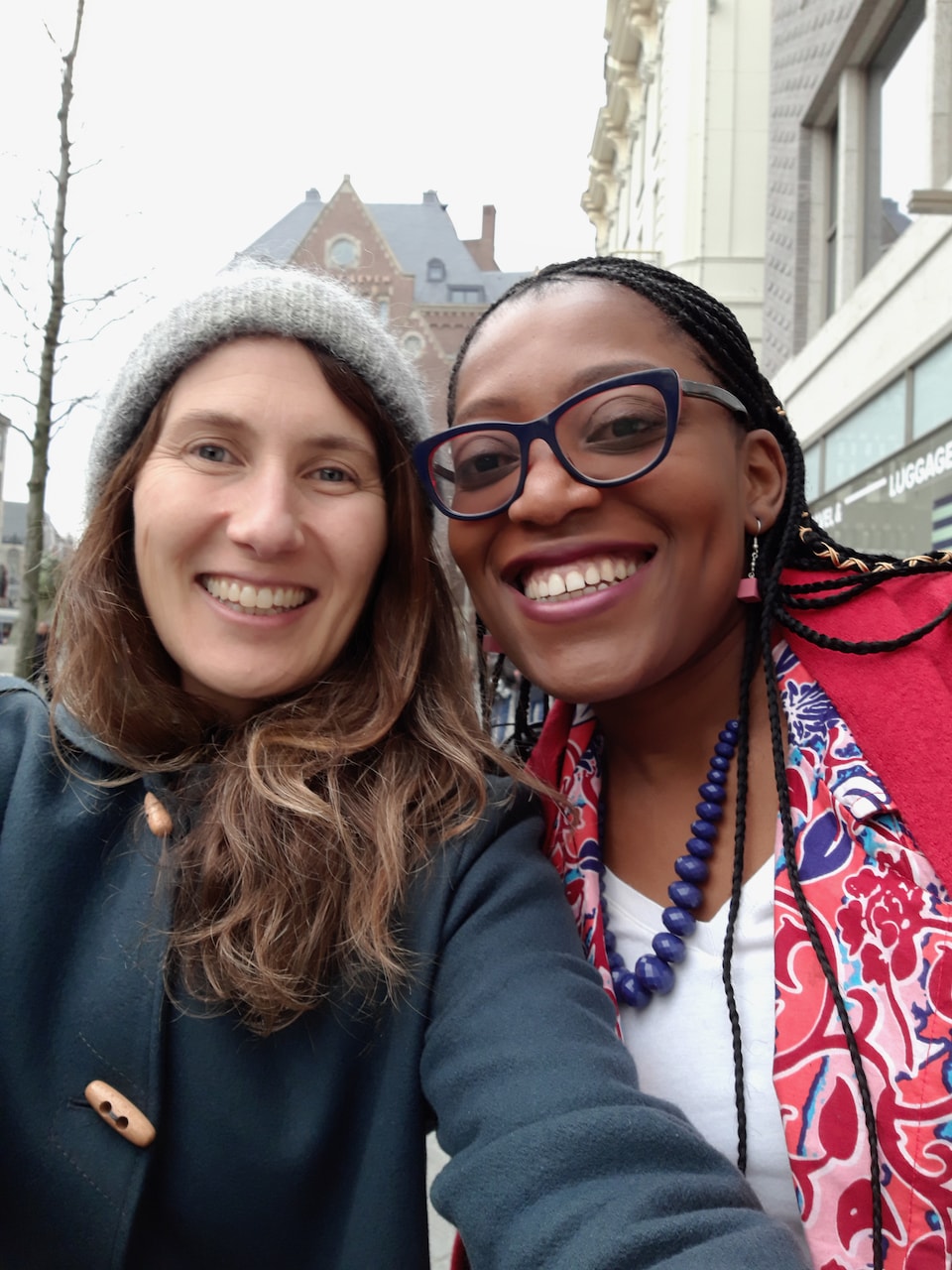 Simone Davies en Junnifa Uzodike, auteurs van 'Het Montessorikind' Simone Davies