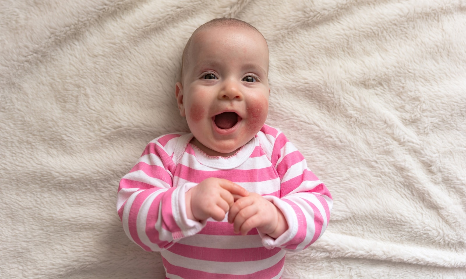 De eerste echte glimlach van je baby